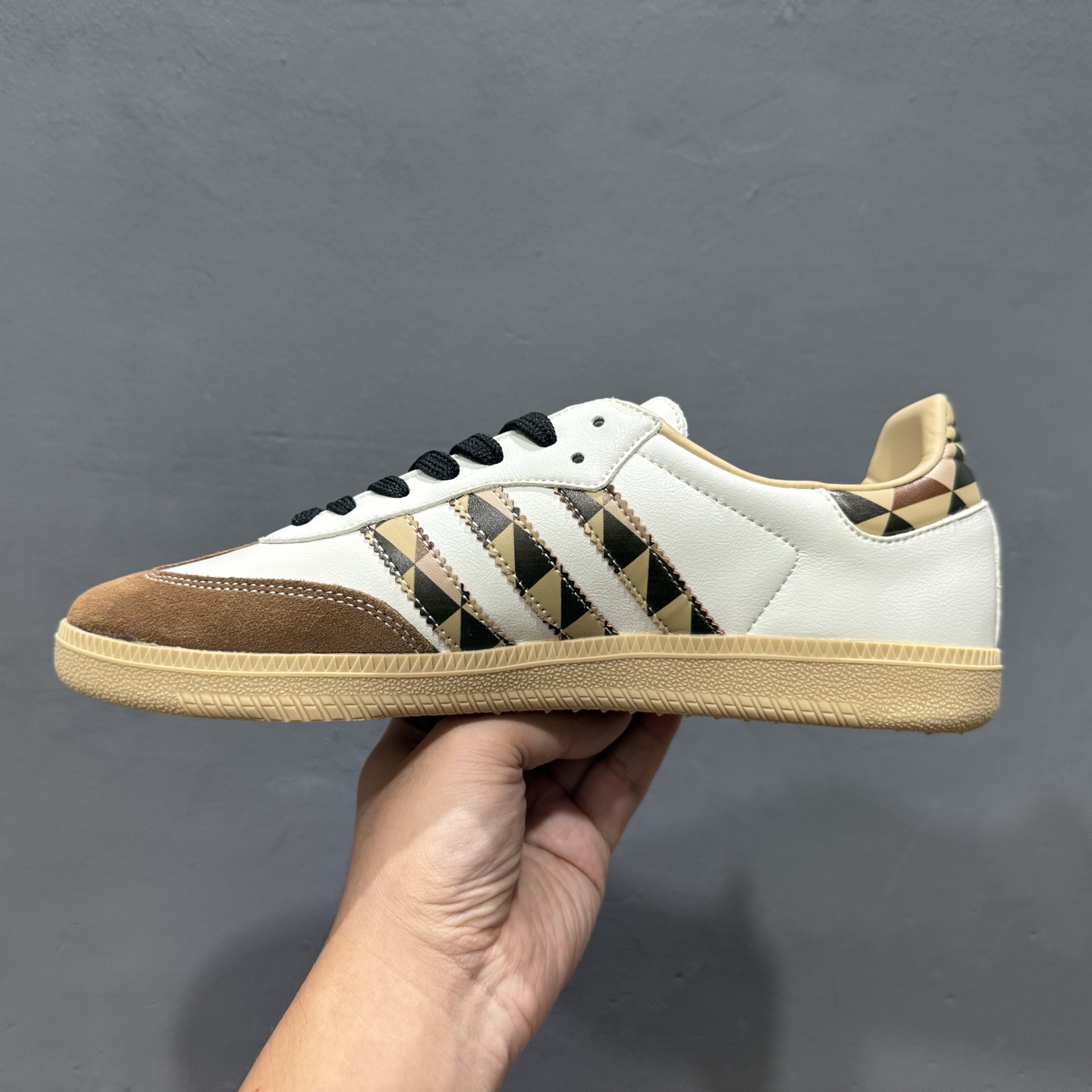 220 Adidas Originals Samba OG ‘DIY’桑巴舞系列-巴宝莉联名 夏季时尚百搭低帮休闲运动板鞋 白棕 GJ75806-Chinese UA Cheap High Quatity Brand Clothes Bags handbags Sneakers wholesale wholesaler seller from China Factory suppliers Fashion Clothing Shoes best Quality Beautiful Price 220 Adidas Originals Samba OG ‘DIY’桑巴舞系列-巴宝莉联名 夏季时尚百搭低帮休闲运动板鞋 白棕 GJ75806