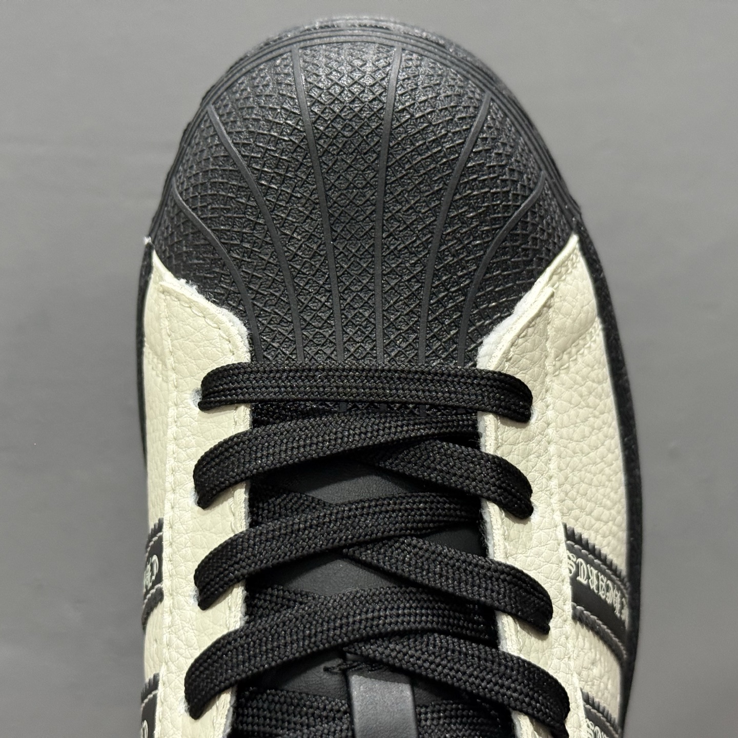 240 #纯原 CLOT x AD Originals Superstar #贝壳头克罗心联名限定 贴合柔软皮料白黑配色 DS0025-Chinese UA Cheap High Quatity Brand Clothes Bags handbags Sneakers wholesale wholesaler seller from China Factory suppliers Fashion Clothing Shoes best Quality Beautiful Price 240 #纯原 CLOT x AD Originals Superstar #贝壳头克罗心联名限定 贴合柔软皮料白黑配色 DS0025