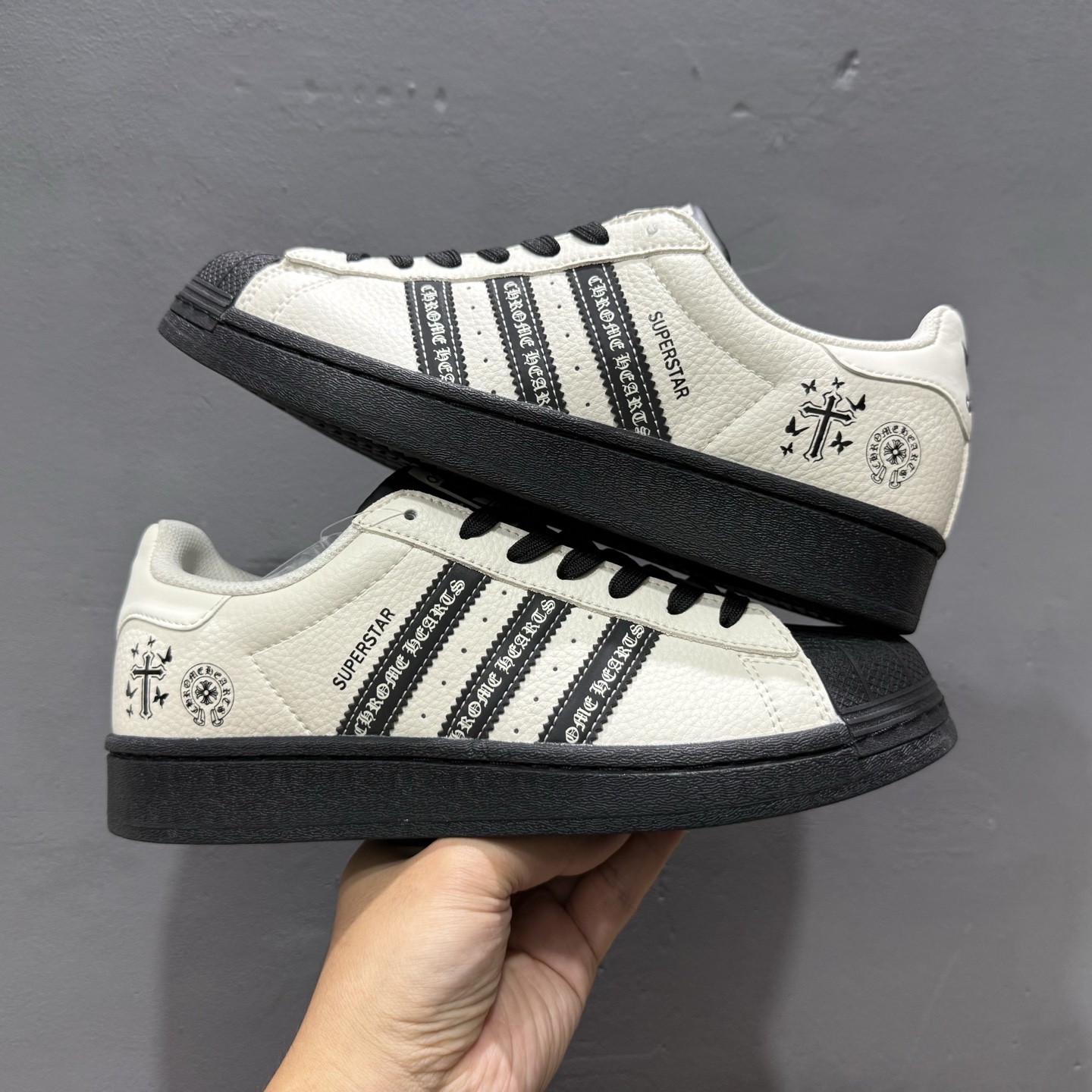 240 #纯原 CLOT x AD Originals Superstar #贝壳头克罗心联名限定 贴合柔软皮料白黑配色 DS0025-Chinese UA Cheap High Quatity Brand Clothes Bags handbags Sneakers wholesale wholesaler seller from China Factory suppliers Fashion Clothing Shoes best Quality Beautiful Price 240 #纯原 CLOT x AD Originals Superstar #贝壳头克罗心联名限定 贴合柔软皮料白黑配色 DS0025