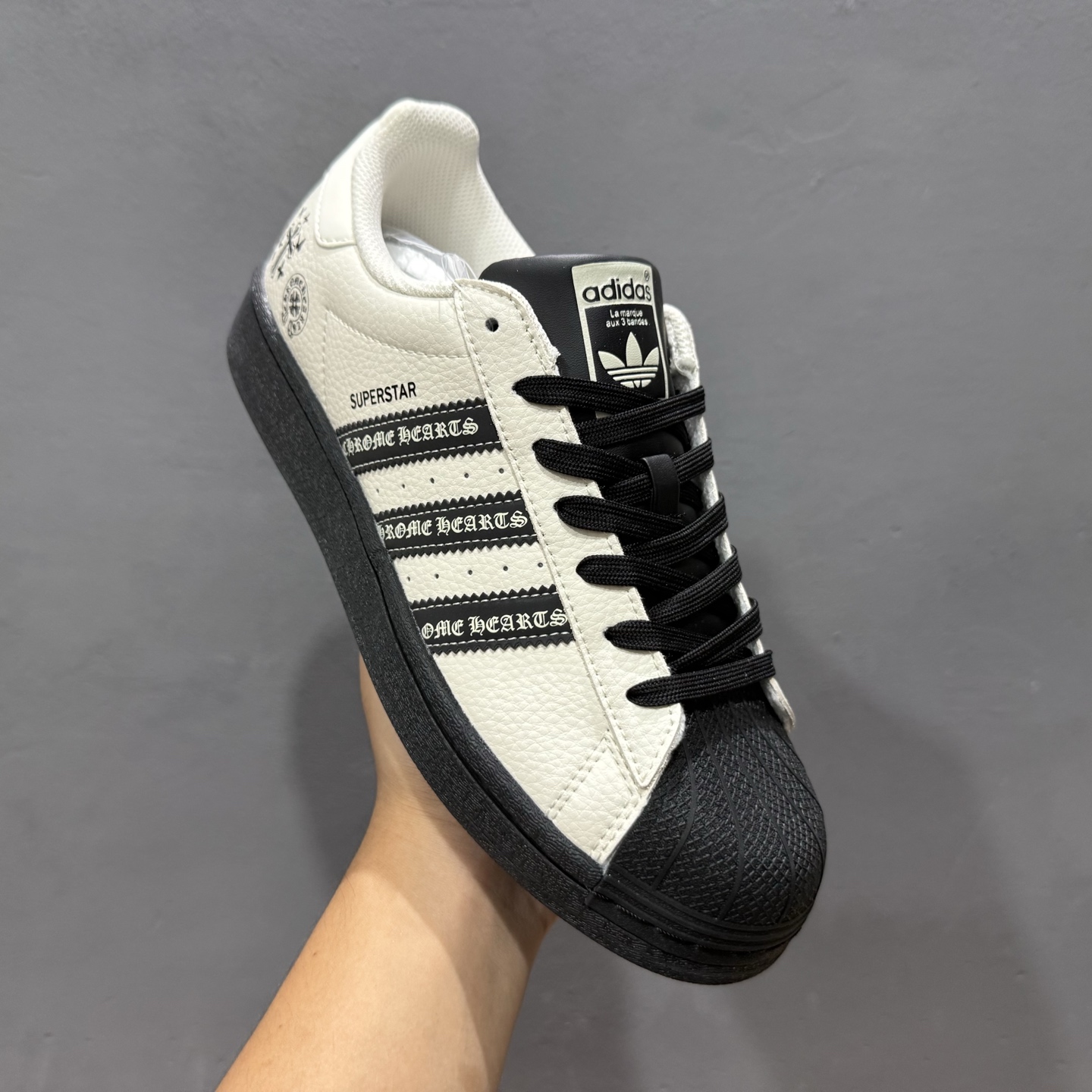 240 #纯原 CLOT x AD Originals Superstar #贝壳头克罗心联名限定 贴合柔软皮料白黑配色 DS0025-Chinese UA Cheap High Quatity Brand Clothes Bags handbags Sneakers wholesale wholesaler seller from China Factory suppliers Fashion Clothing Shoes best Quality Beautiful Price 240 #纯原 CLOT x AD Originals Superstar #贝壳头克罗心联名限定 贴合柔软皮料白黑配色 DS0025