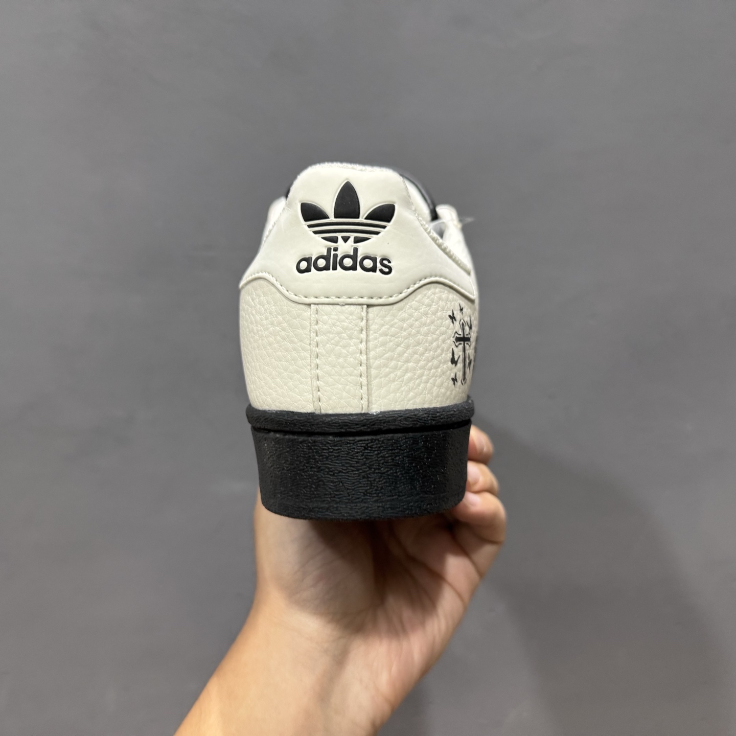 240 #纯原 CLOT x AD Originals Superstar #贝壳头克罗心联名限定 贴合柔软皮料白黑配色 DS0025-Chinese UA Cheap High Quatity Brand Clothes Bags handbags Sneakers wholesale wholesaler seller from China Factory suppliers Fashion Clothing Shoes best Quality Beautiful Price 240 #纯原 CLOT x AD Originals Superstar #贝壳头克罗心联名限定 贴合柔软皮料白黑配色 DS0025