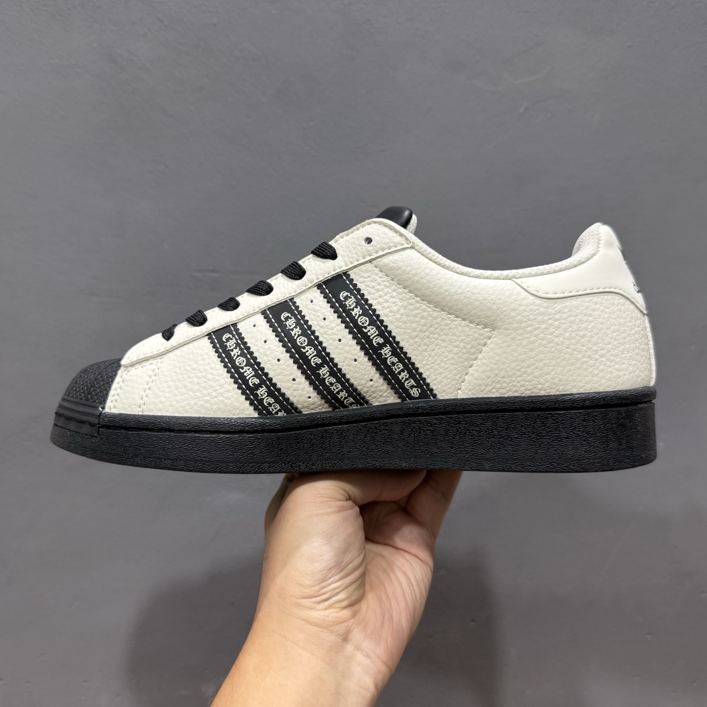 240 #纯原 CLOT x AD Originals Superstar #贝壳头克罗心联名限定 贴合柔软皮料白黑配色 DS0025-Chinese UA Cheap High Quatity Brand Clothes Bags handbags Sneakers wholesale wholesaler seller from China Factory suppliers Fashion Clothing Shoes best Quality Beautiful Price 240 #纯原 CLOT x AD Originals Superstar #贝壳头克罗心联名限定 贴合柔软皮料白黑配色 DS0025