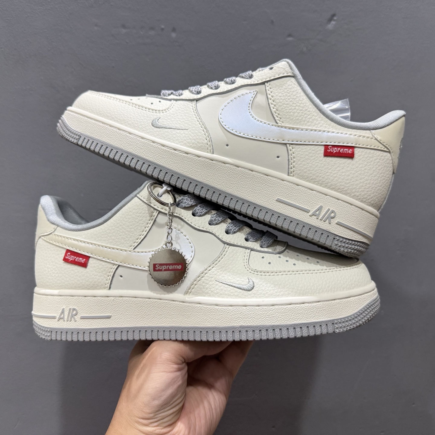 260 Nike Air Force 1'07 Supreme 联名 米白灰 XX3168-195-Chinese UA Cheap High Quatity Brand Clothes Bags handbags Sneakers wholesale wholesaler seller from China Factory suppliers Fashion Clothing Shoes best Quality Beautiful Price 260 Nike Air Force 1'07 Supreme 联名 米白灰 XX3168-195