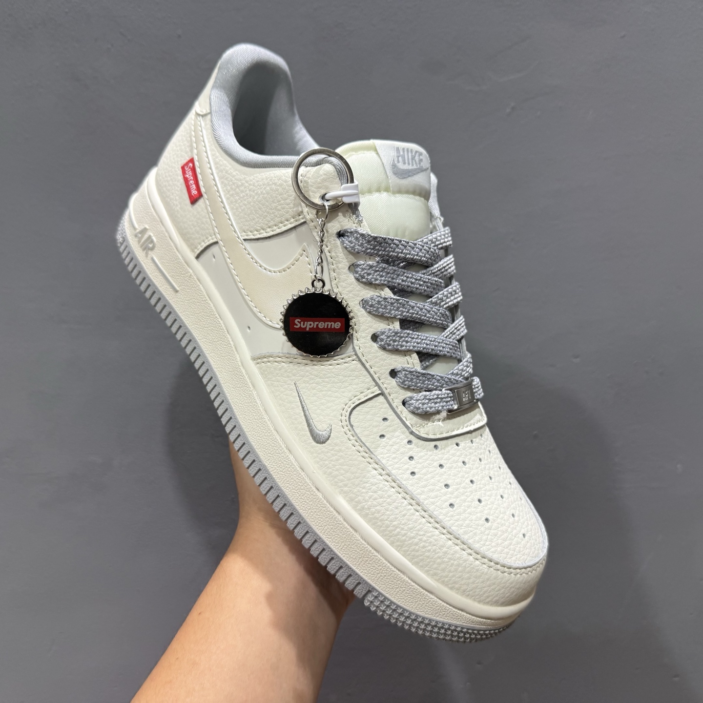 260 Nike Air Force 1'07 Supreme 联名 米白灰 XX3168-195-Chinese UA Cheap High Quatity Brand Clothes Bags handbags Sneakers wholesale wholesaler seller from China Factory suppliers Fashion Clothing Shoes best Quality Beautiful Price 260 Nike Air Force 1'07 Supreme 联名 米白灰 XX3168-195