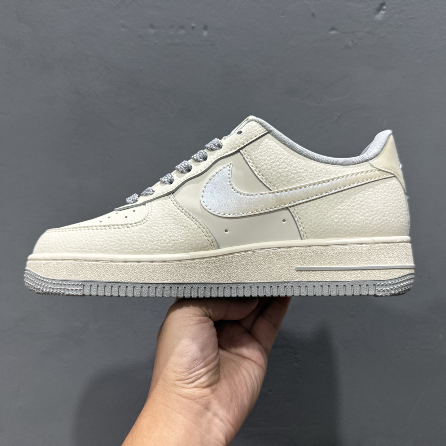 260 Nike Air Force 1'07 Supreme 联名 米白灰 XX3168-195-Chinese UA Cheap High Quatity Brand Clothes Bags handbags Sneakers wholesale wholesaler seller from China Factory suppliers Fashion Clothing Shoes best Quality Beautiful Price 260 Nike Air Force 1'07 Supreme 联名 米白灰 XX3168-195