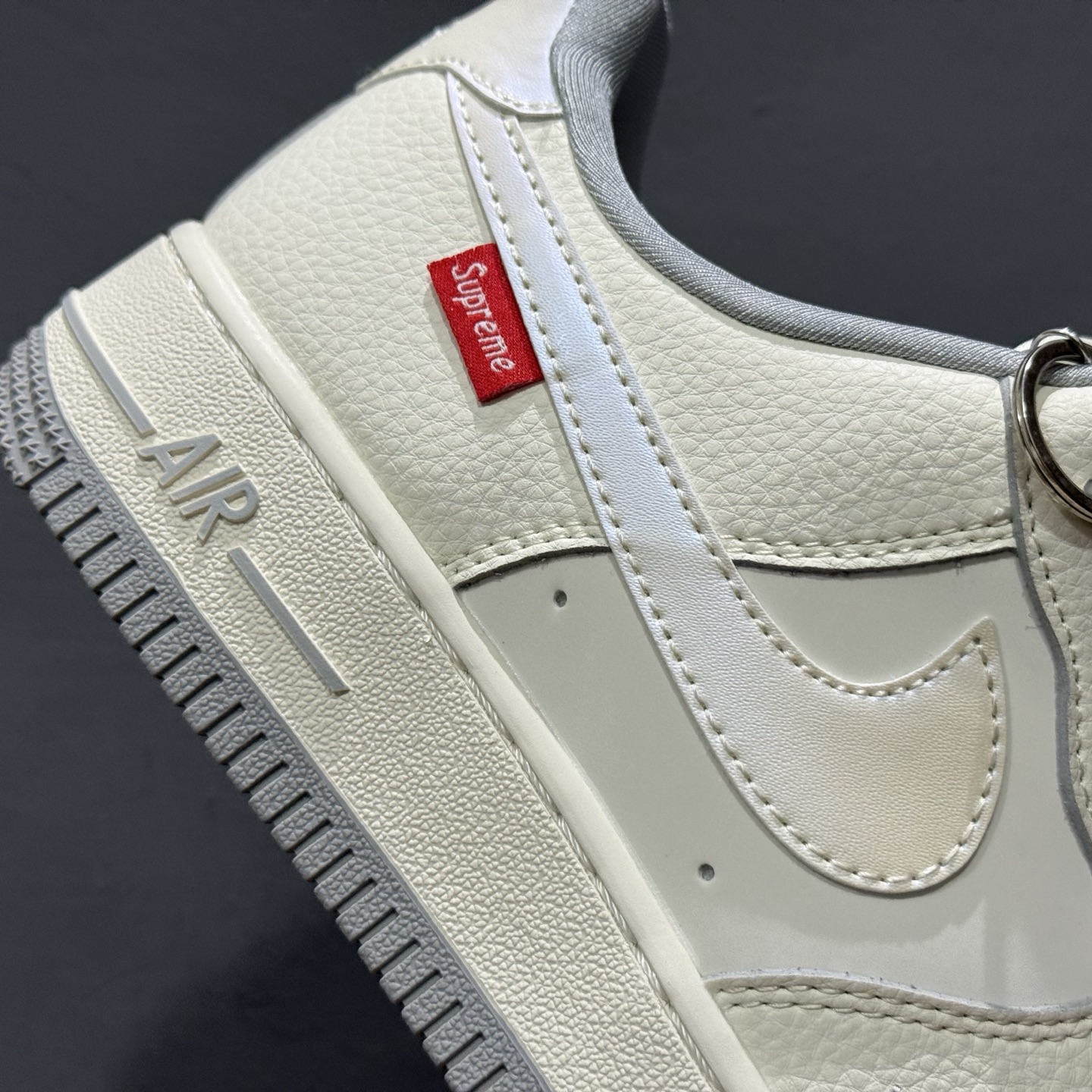 260 Nike Air Force 1'07 Supreme 联名 米白灰 XX3168-195-Chinese UA Cheap High Quatity Brand Clothes Bags handbags Sneakers wholesale wholesaler seller from China Factory suppliers Fashion Clothing Shoes best Quality Beautiful Price 260 Nike Air Force 1'07 Supreme 联名 米白灰 XX3168-195