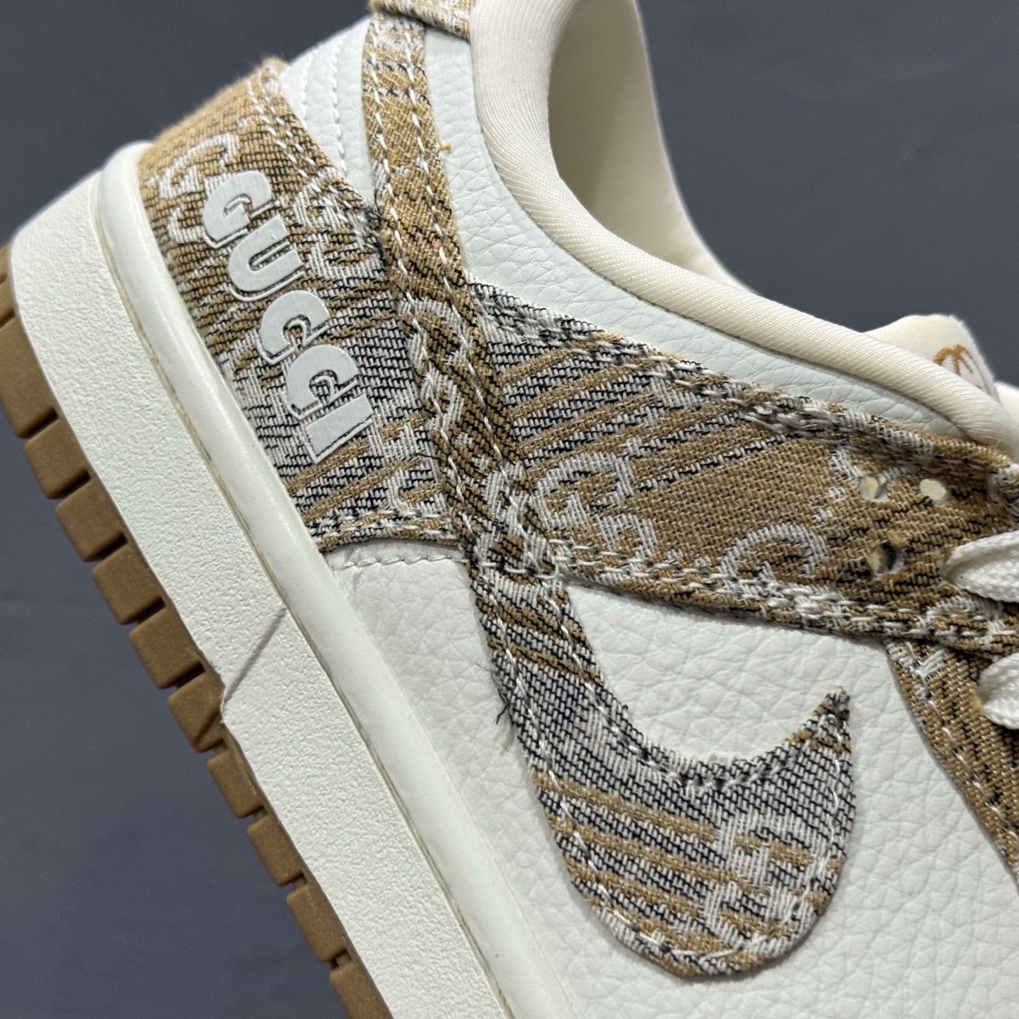 280 XC版Nike SB Dunk Low 古驰联名 卡其灰牛仔 周年高端定制 低帮休闲板鞋 SC9207-421-Chinese UA Cheap High Quatity Brand Clothes Bags handbags Sneakers wholesale wholesaler seller from China Factory suppliers Fashion Clothing Shoes best Quality Beautiful Price 280 XC版Nike SB Dunk Low 古驰联名 卡其灰牛仔 周年高端定制 低帮休闲板鞋 SC9207-421