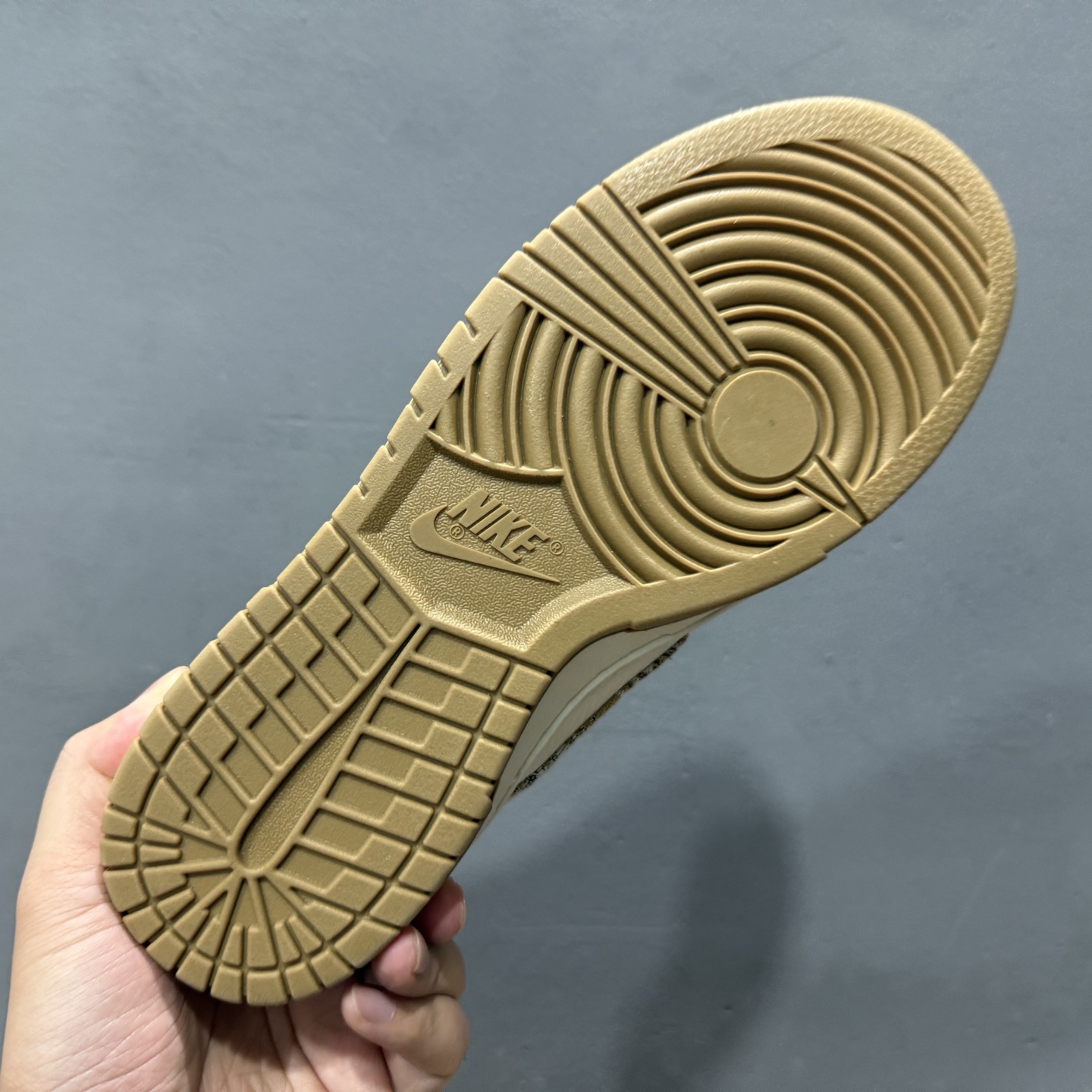 280 XC版Nike SB Dunk Low 古驰联名 卡其灰牛仔 周年高端定制 低帮休闲板鞋 SC9207-421-Chinese UA Cheap High Quatity Brand Clothes Bags handbags Sneakers wholesale wholesaler seller from China Factory suppliers Fashion Clothing Shoes best Quality Beautiful Price 280 XC版Nike SB Dunk Low 古驰联名 卡其灰牛仔 周年高端定制 低帮休闲板鞋 SC9207-421