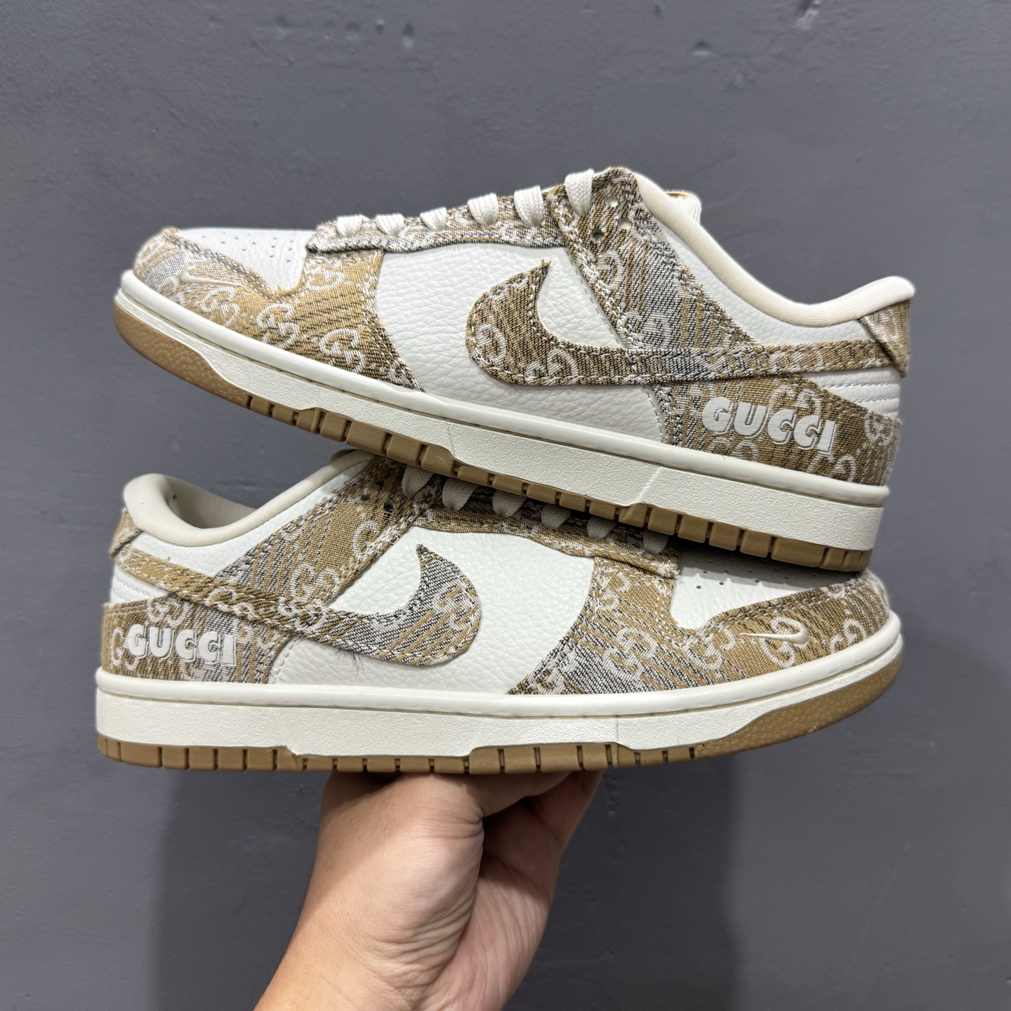 280 XC版Nike SB Dunk Low 古驰联名 卡其灰牛仔 周年高端定制 低帮休闲板鞋 SC9207-421-Chinese UA Cheap High Quatity Brand Clothes Bags handbags Sneakers wholesale wholesaler seller from China Factory suppliers Fashion Clothing Shoes best Quality Beautiful Price 280 XC版Nike SB Dunk Low 古驰联名 卡其灰牛仔 周年高端定制 低帮休闲板鞋 SC9207-421