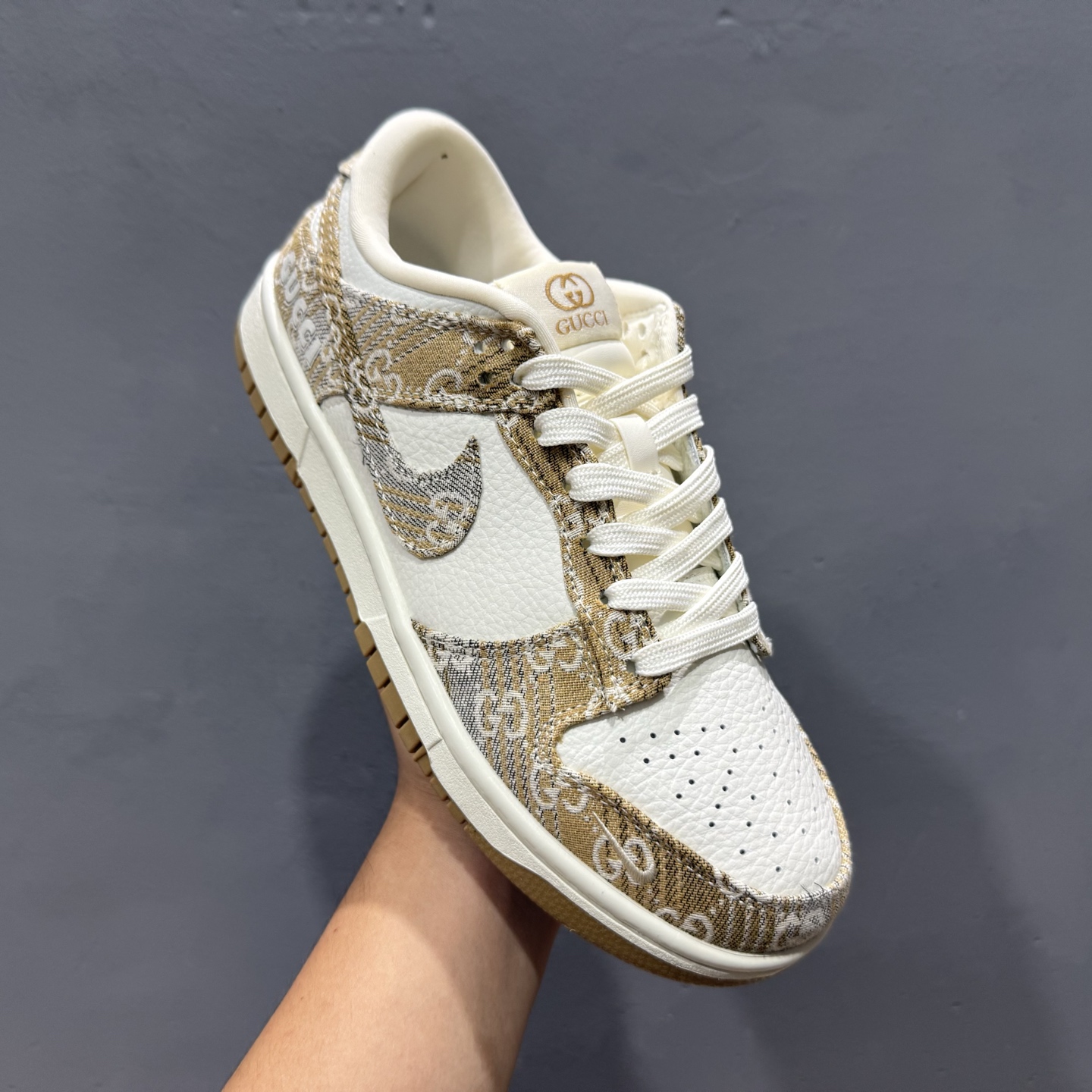 280 XC版Nike SB Dunk Low 古驰联名 卡其灰牛仔 周年高端定制 低帮休闲板鞋 SC9207-421-Chinese UA Cheap High Quatity Brand Clothes Bags handbags Sneakers wholesale wholesaler seller from China Factory suppliers Fashion Clothing Shoes best Quality Beautiful Price 280 XC版Nike SB Dunk Low 古驰联名 卡其灰牛仔 周年高端定制 低帮休闲板鞋 SC9207-421