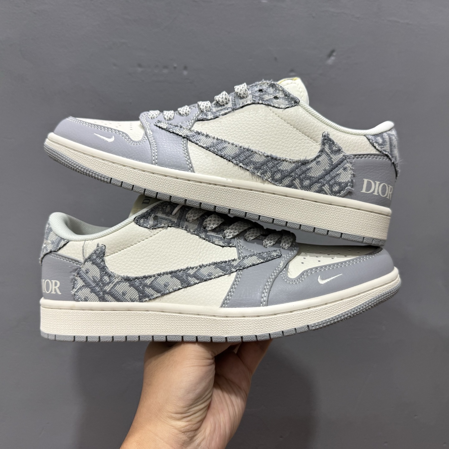 280 Travis Scott x Fragment Designx Air Jordan 1 Low OG SP AJ1 乔 1迪奥联名 羽毛灰 低帮文化休闲板鞋 XS7089-612-Chinese UA Cheap High Quatity Brand Clothes Bags handbags Sneakers wholesale wholesaler seller from China Factory suppliers Fashion Clothing Shoes best Quality Beautiful Price 280 Travis Scott x Fragment Designx Air Jordan 1 Low OG SP AJ1 乔 1迪奥联名 羽毛灰 低帮文化休闲板鞋 XS7089-612