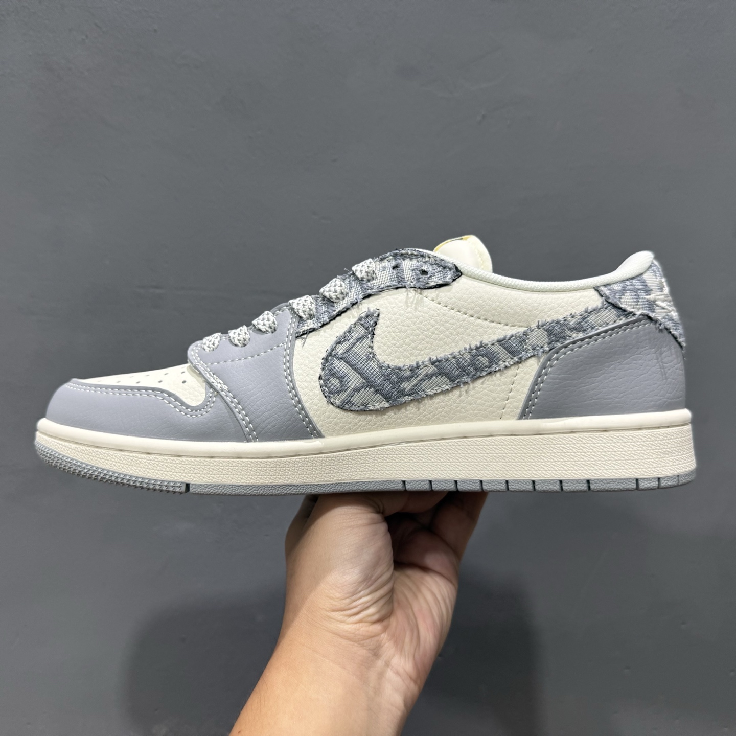 280 Travis Scott x Fragment Designx Air Jordan 1 Low OG SP AJ1 乔 1迪奥联名 羽毛灰 低帮文化休闲板鞋 XS7089-612-Chinese UA Cheap High Quatity Brand Clothes Bags handbags Sneakers wholesale wholesaler seller from China Factory suppliers Fashion Clothing Shoes best Quality Beautiful Price 280 Travis Scott x Fragment Designx Air Jordan 1 Low OG SP AJ1 乔 1迪奥联名 羽毛灰 低帮文化休闲板鞋 XS7089-612