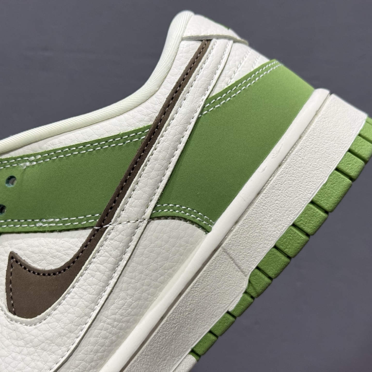 280 Nike SB Dunk Low 白棕双勾 斯图西 周年高端定制 低帮休闲板鞋 LW1818-120-Chinese UA Cheap High Quatity Brand Clothes Bags handbags Sneakers wholesale wholesaler seller from China Factory suppliers Fashion Clothing Shoes best Quality Beautiful Price 280 Nike SB Dunk Low 白棕双勾 斯图西 周年高端定制 低帮休闲板鞋 LW1818-120