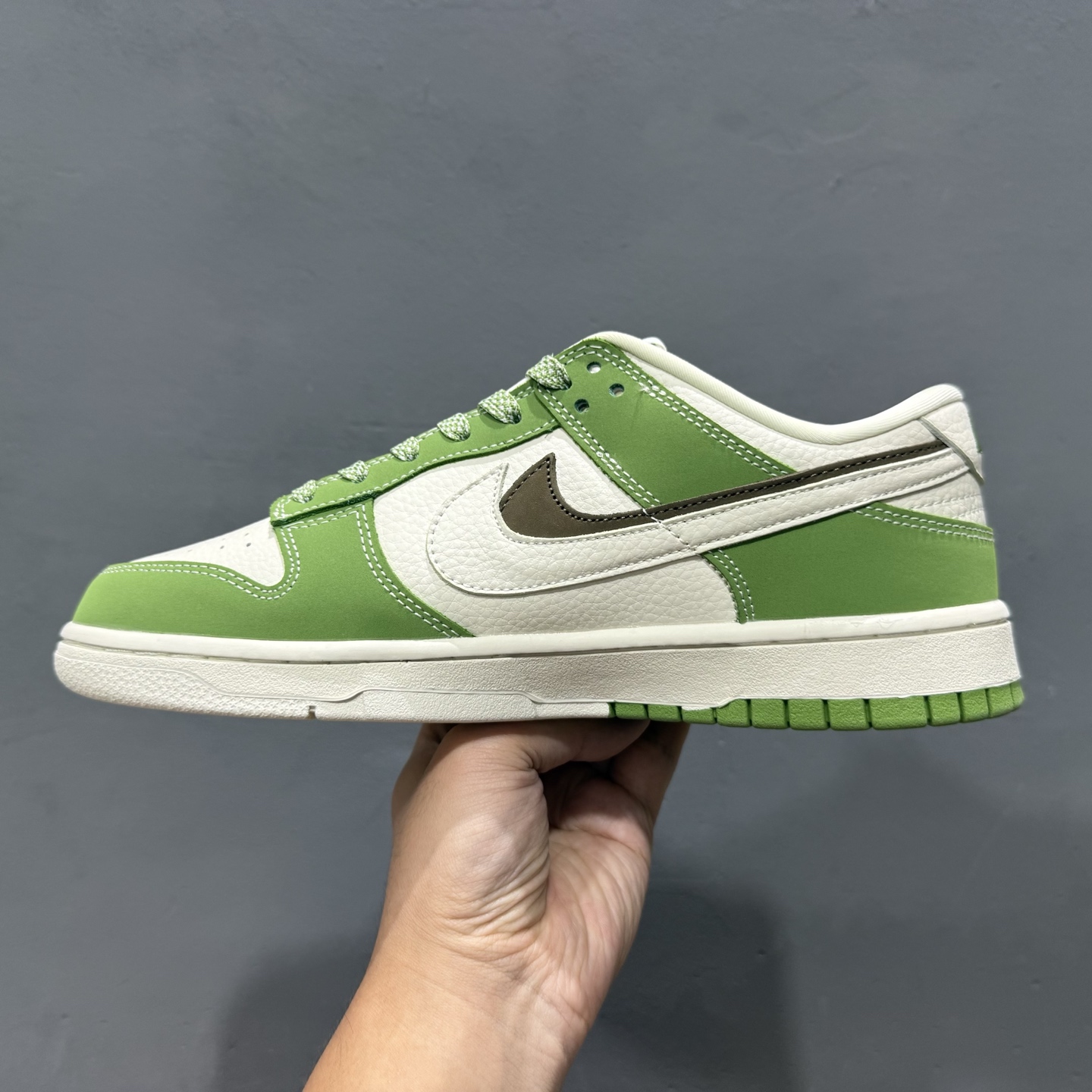 280 Nike SB Dunk Low 白棕双勾 斯图西 周年高端定制 低帮休闲板鞋 LW1818-120-Chinese UA Cheap High Quatity Brand Clothes Bags handbags Sneakers wholesale wholesaler seller from China Factory suppliers Fashion Clothing Shoes best Quality Beautiful Price 280 Nike SB Dunk Low 白棕双勾 斯图西 周年高端定制 低帮休闲板鞋 LW1818-120