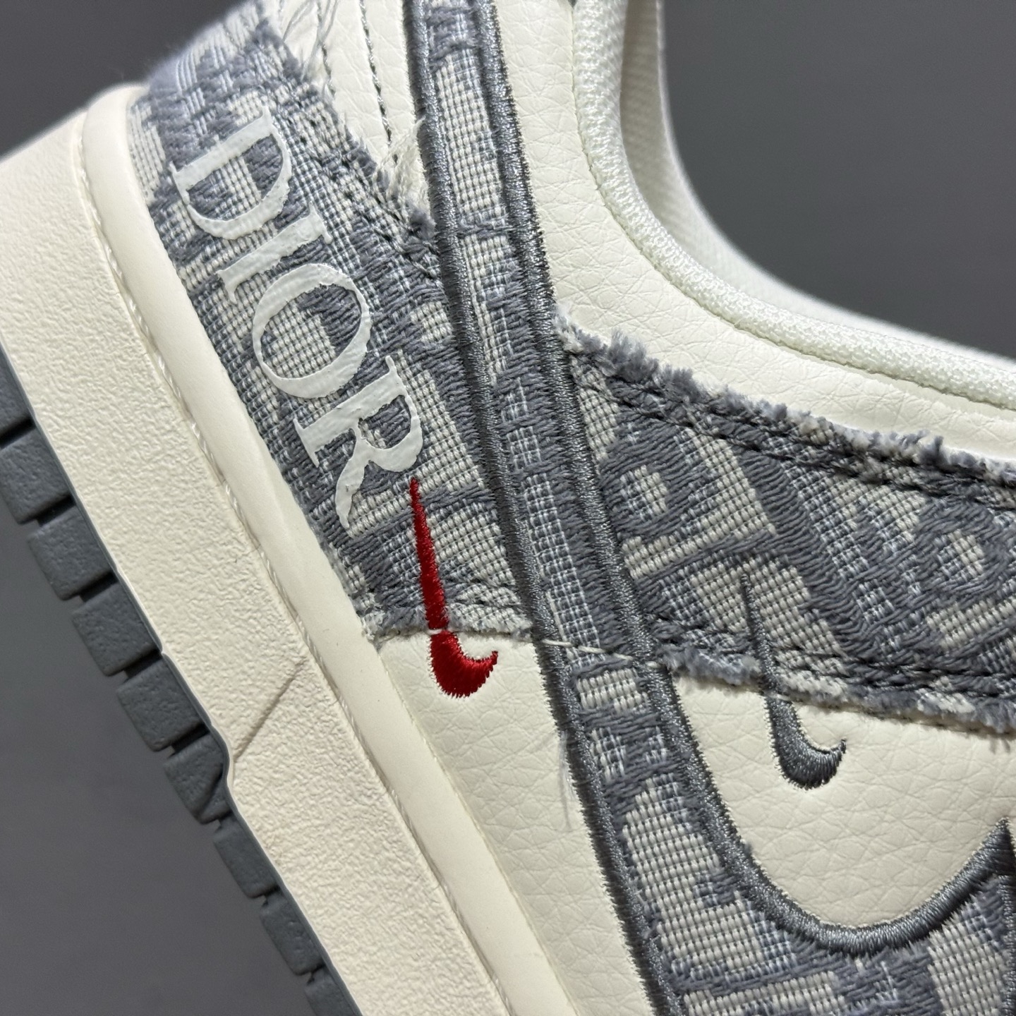 200 Nike SB Dunk Low x DIOR 白灰红三小钩 SJ2558-013