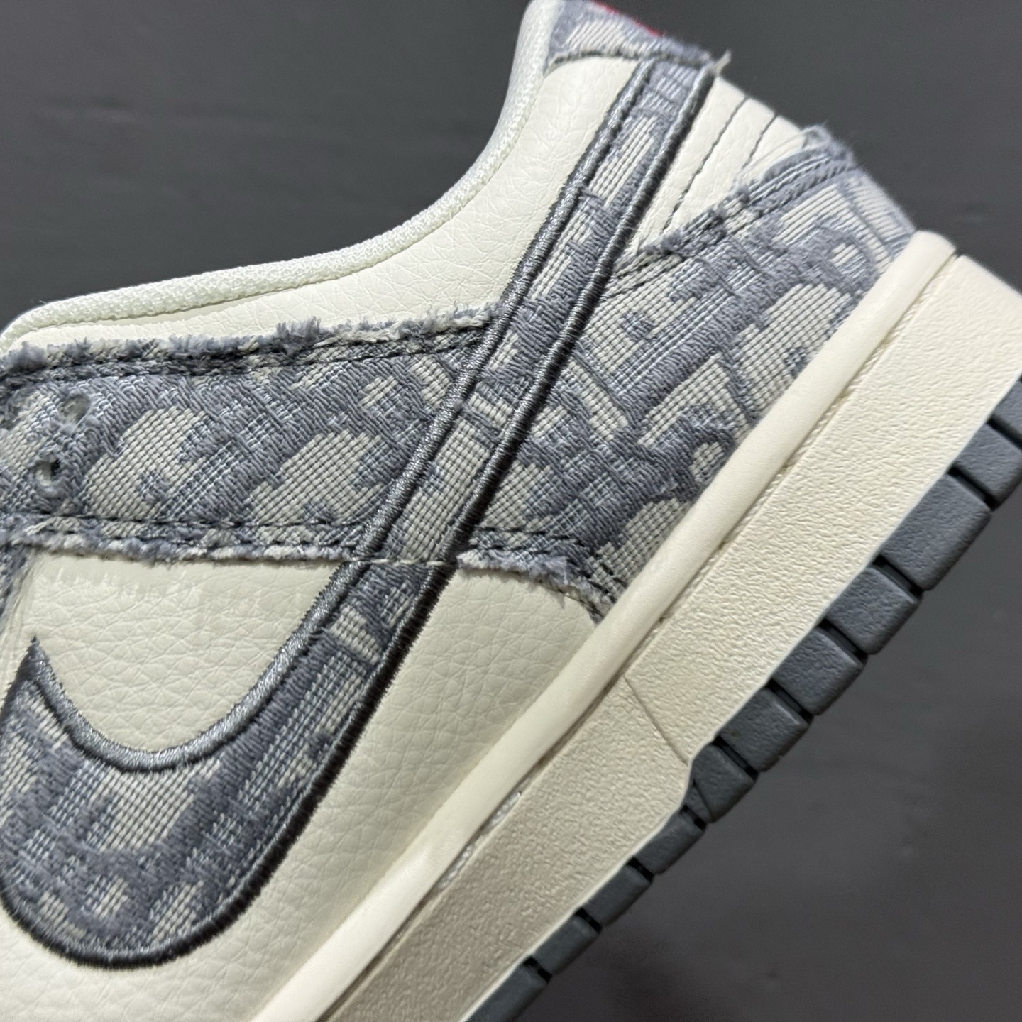 200 Nike SB Dunk Low x DIOR 白灰红三小钩 SJ2558-013
