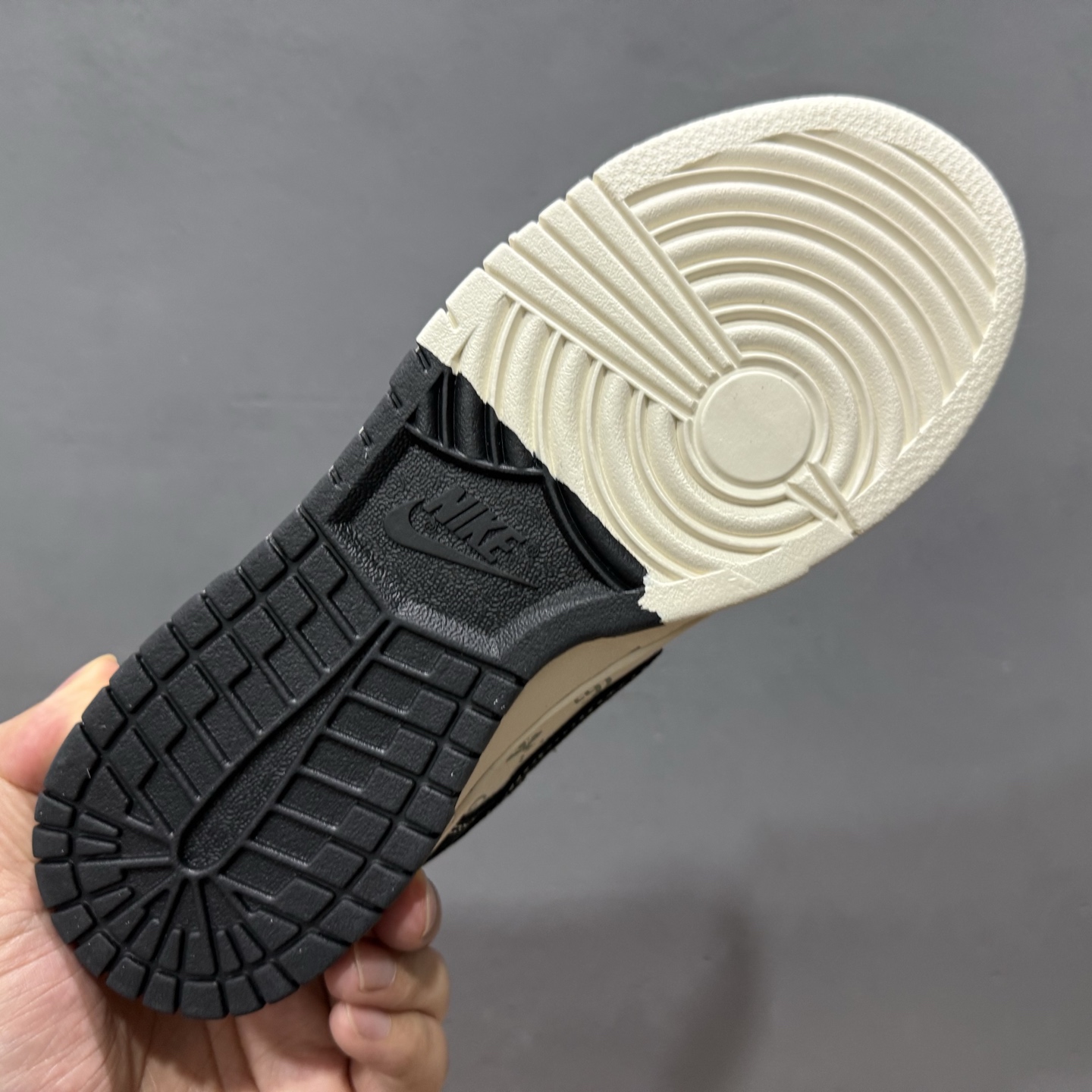 200 Nike SB Dunk Low x Stussy 米黑小钩橙布标 MM1089-022