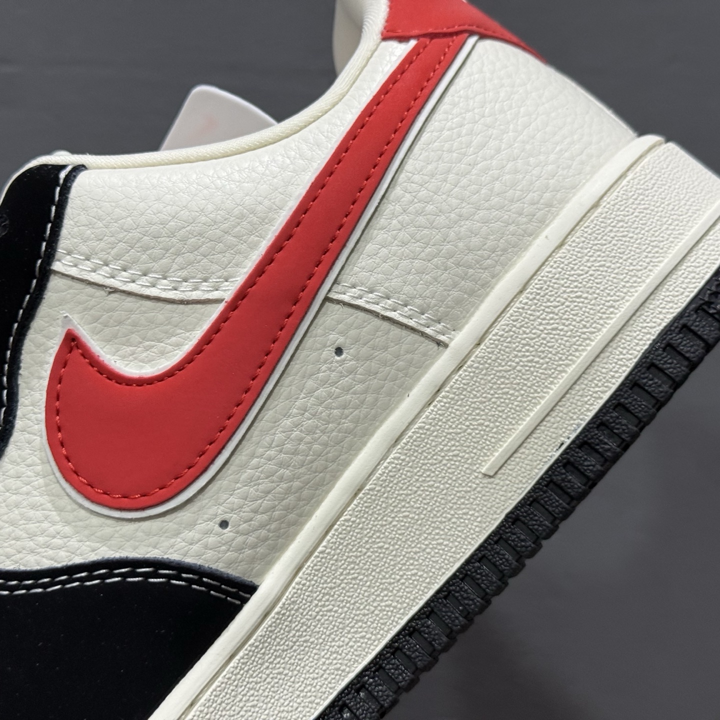 ¥260 Nike Air Force 1'07 Low 黑红勾 空军一号低帮休闲板鞋 KB1688-001-Chinese UA Cheap High Quatity Brand Clothes Bags handbags Sneakers wholesale wholesaler seller from China Factory suppliers Fashion Clothing Shoes best Quality Beautiful Price ¥260 Nike Air Force 1'07 Low 黑红勾 空军一号低帮休闲板鞋 KB1688-001