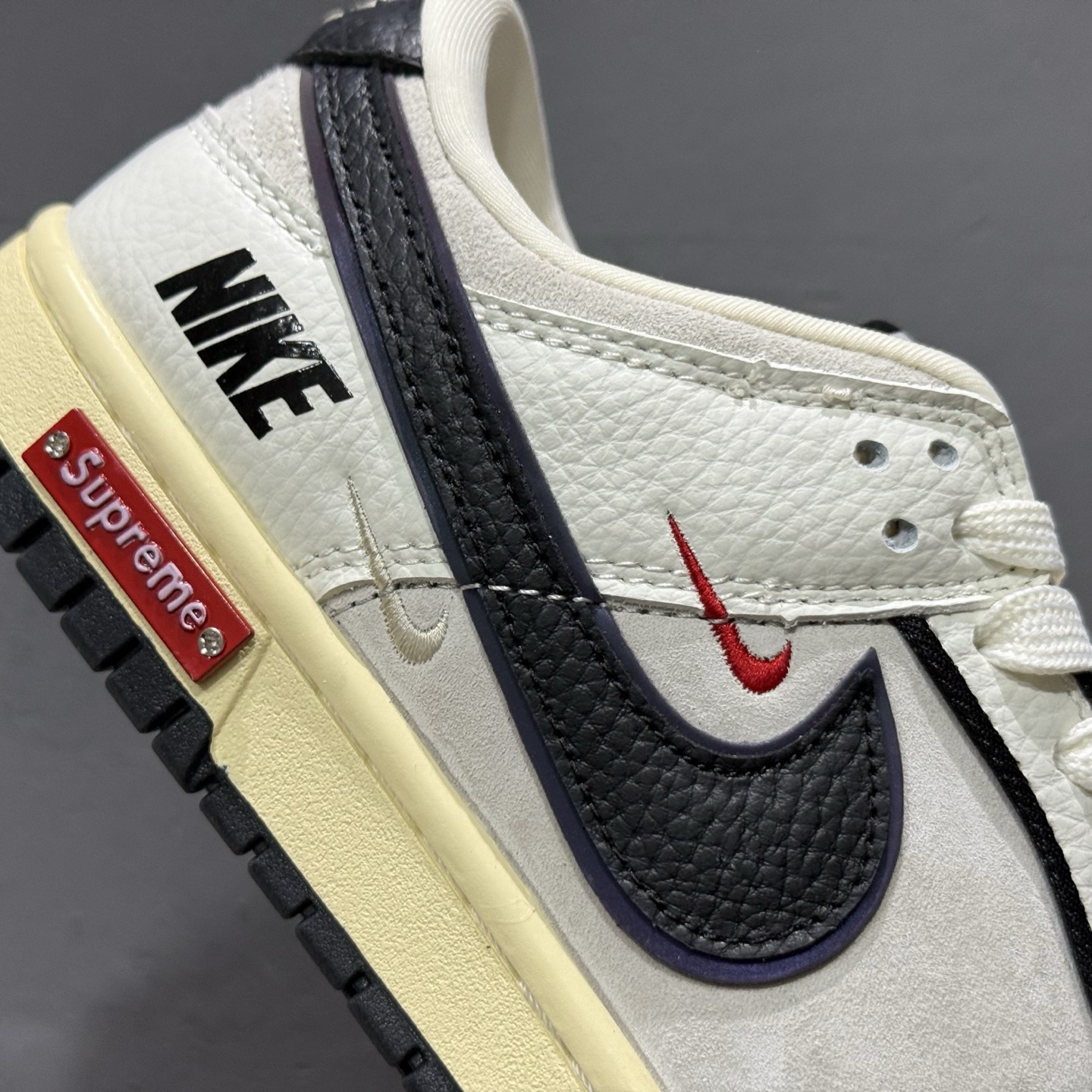 280 Nike SB Dunk Low x Supreme 白灰三小勾 SC9207-409