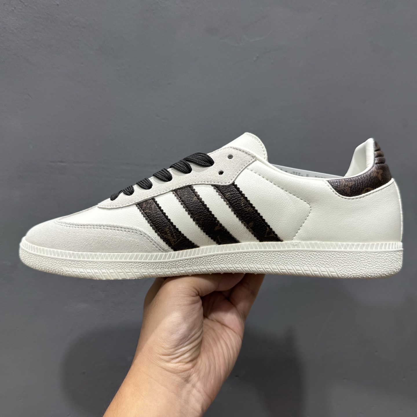 220 Adidas 德运一代系列-lv联名 夏季时尚短裤百搭低帮休闲运动板鞋 白棕 GJ75803-Chinese UA Cheap High Quatity Brand Clothes Bags handbags Sneakers wholesale wholesaler seller from China Factory suppliers Fashion Clothing Shoes best Quality Beautiful Price 220 Adidas 德运一代系列-lv联名 夏季时尚短裤百搭低帮休闲运动板鞋 白棕 GJ75803