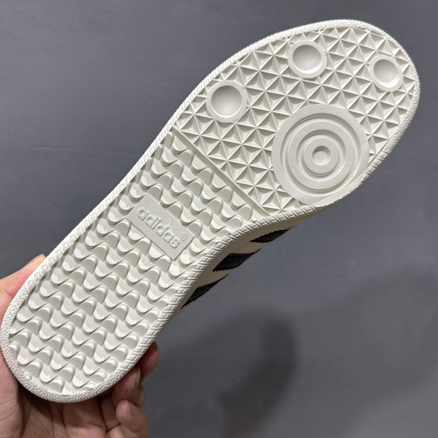 220 Adidas 德运一代系列-lv联名 夏季时尚短裤百搭低帮休闲运动板鞋 白棕 GJ75803-Chinese UA Cheap High Quatity Brand Clothes Bags handbags Sneakers wholesale wholesaler seller from China Factory suppliers Fashion Clothing Shoes best Quality Beautiful Price 220 Adidas 德运一代系列-lv联名 夏季时尚短裤百搭低帮休闲运动板鞋 白棕 GJ75803