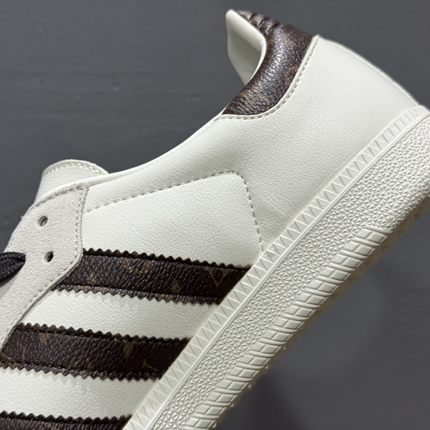 220 Adidas 德运一代系列-lv联名 夏季时尚短裤百搭低帮休闲运动板鞋 白棕 GJ75803-Chinese UA Cheap High Quatity Brand Clothes Bags handbags Sneakers wholesale wholesaler seller from China Factory suppliers Fashion Clothing Shoes best Quality Beautiful Price 220 Adidas 德运一代系列-lv联名 夏季时尚短裤百搭低帮休闲运动板鞋 白棕 GJ75803