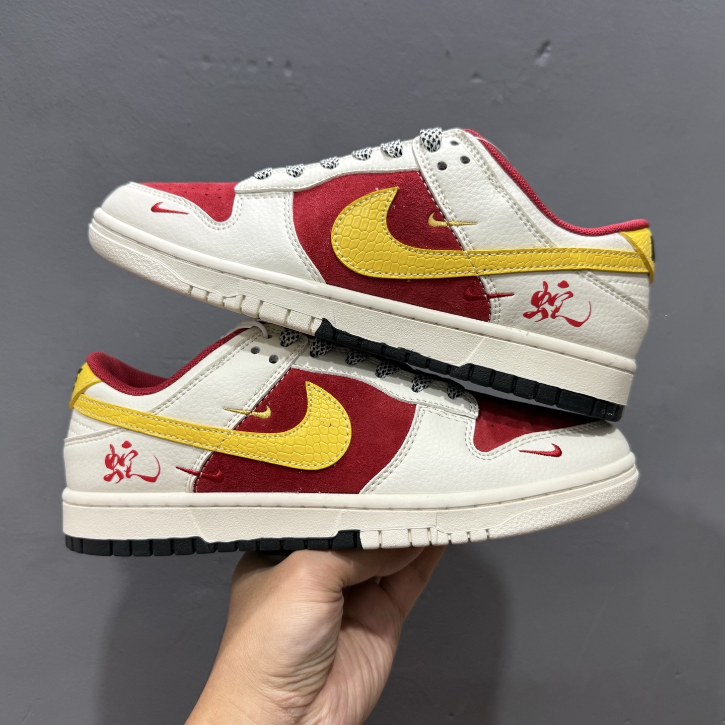 200 独家实拍Nike SB Dunk Low 蛇年限定 白红金三小钩满天星纯 SJ2558-016