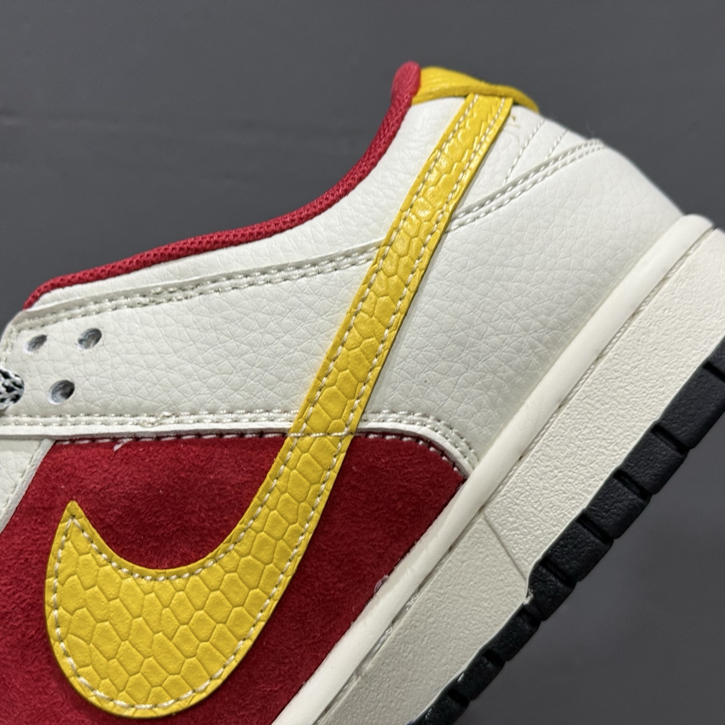 200 独家实拍Nike SB Dunk Low 蛇年限定 白红金三小钩满天星纯 SJ2558-016