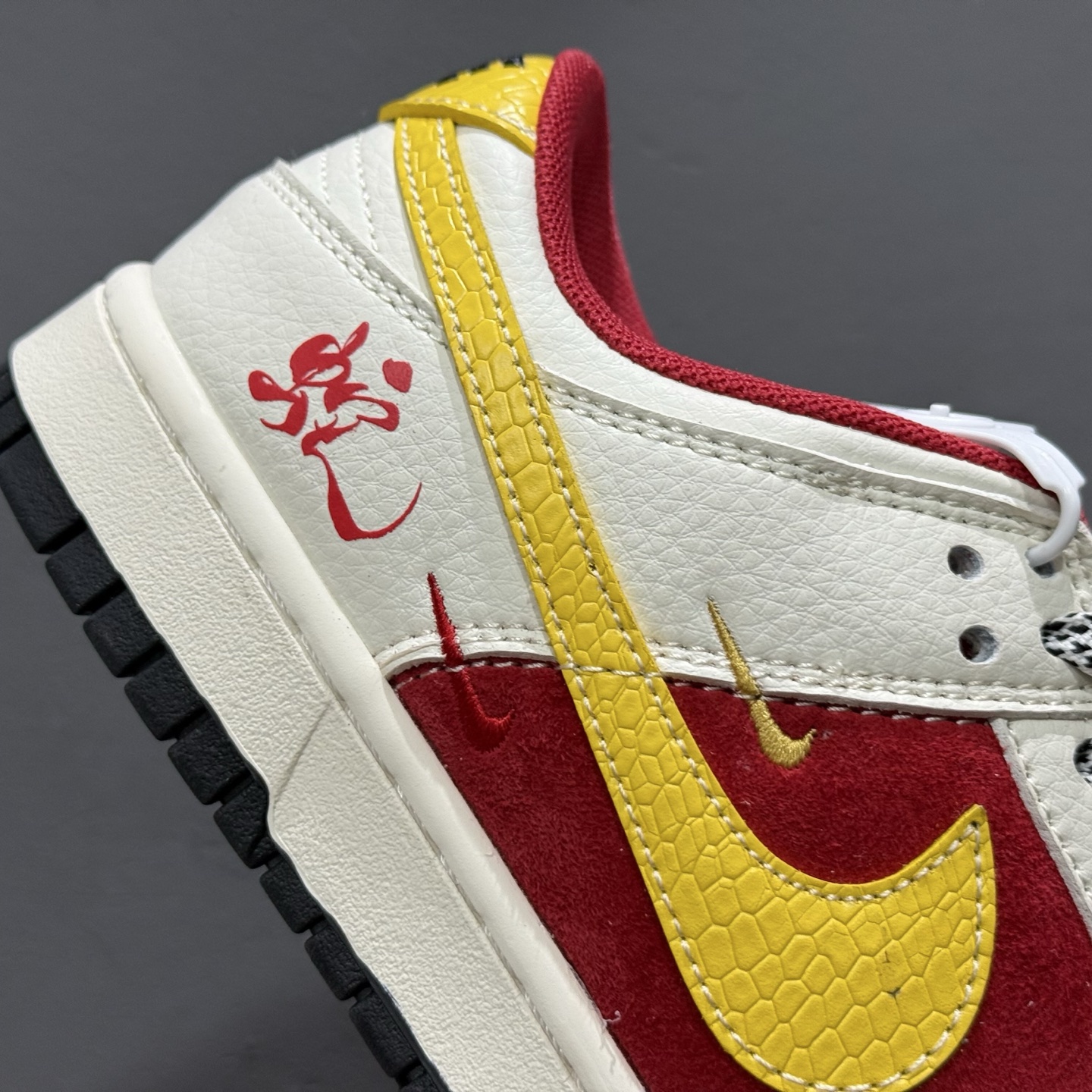 200 独家实拍Nike SB Dunk Low 蛇年限定 白红金三小钩满天星纯 SJ2558-016