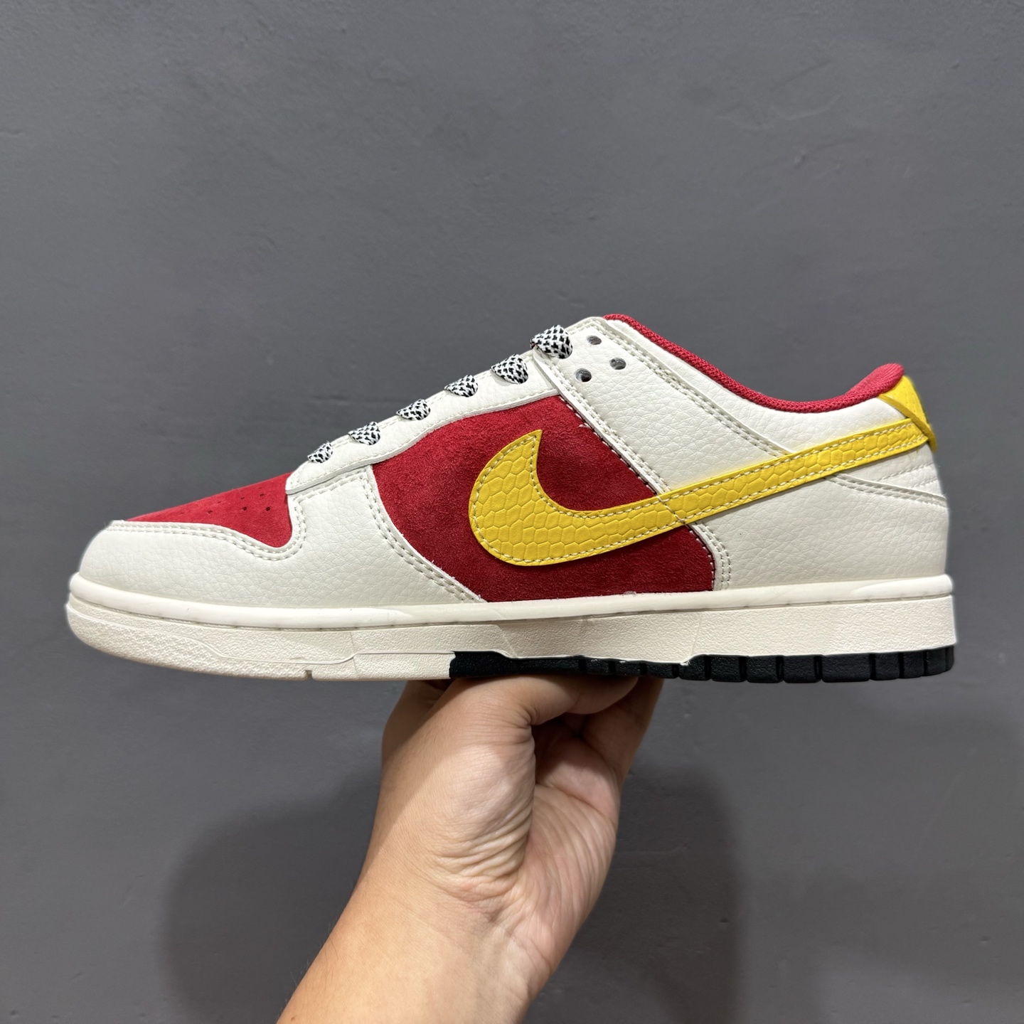 200 独家实拍Nike SB Dunk Low 蛇年限定 白红金三小钩满天星纯 SJ2558-016