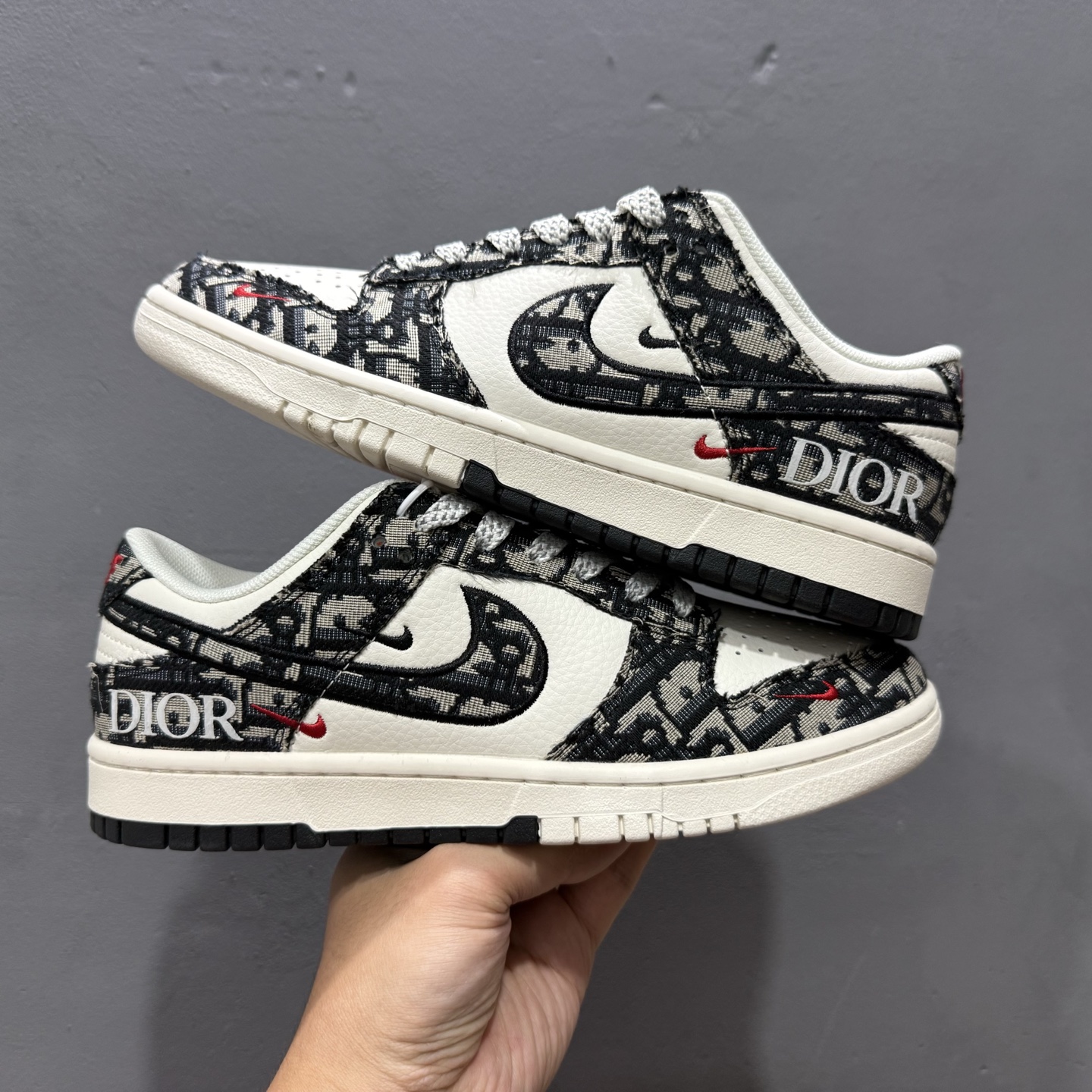 200 Nike SB Dunk Low“迪奥系列——织布黑勾” 周年高端定制 低帮休闲板鞋 SJ2558-015-Chinese UA Cheap High Quatity Brand Clothes Bags handbags Sneakers wholesale wholesaler seller from China Factory suppliers Fashion Clothing Shoes best Quality Beautiful Price 200 Nike SB Dunk Low“迪奥系列——织布黑勾” 周年高端定制 低帮休闲板鞋 SJ2558-015