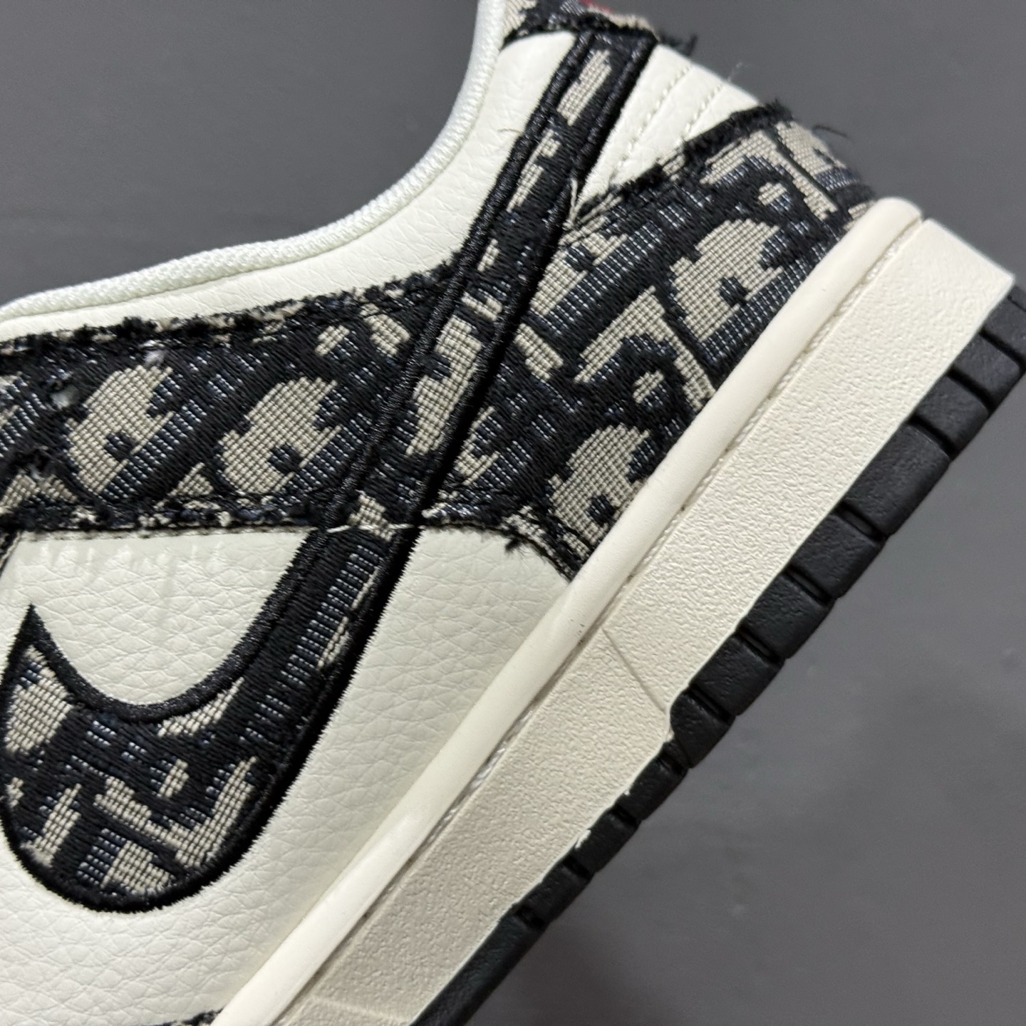 200 Nike SB Dunk Low“迪奥系列——织布黑勾” 周年高端定制 低帮休闲板鞋 SJ2558-015-Chinese UA Cheap High Quatity Brand Clothes Bags handbags Sneakers wholesale wholesaler seller from China Factory suppliers Fashion Clothing Shoes best Quality Beautiful Price 200 Nike SB Dunk Low“迪奥系列——织布黑勾” 周年高端定制 低帮休闲板鞋 SJ2558-015