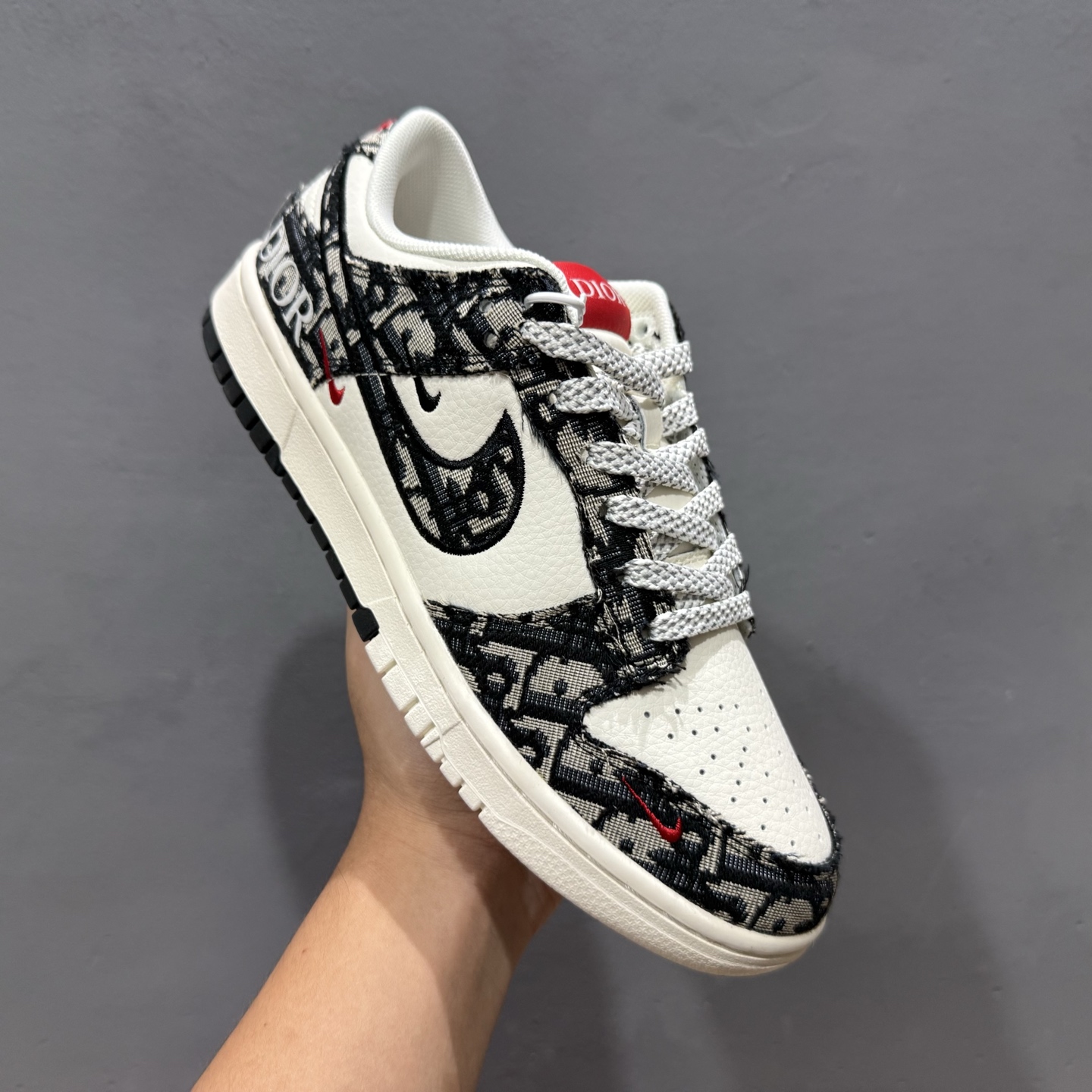 200 Nike SB Dunk Low“迪奥系列——织布黑勾” 周年高端定制 低帮休闲板鞋 SJ2558-015-Chinese UA Cheap High Quatity Brand Clothes Bags handbags Sneakers wholesale wholesaler seller from China Factory suppliers Fashion Clothing Shoes best Quality Beautiful Price 200 Nike SB Dunk Low“迪奥系列——织布黑勾” 周年高端定制 低帮休闲板鞋 SJ2558-015