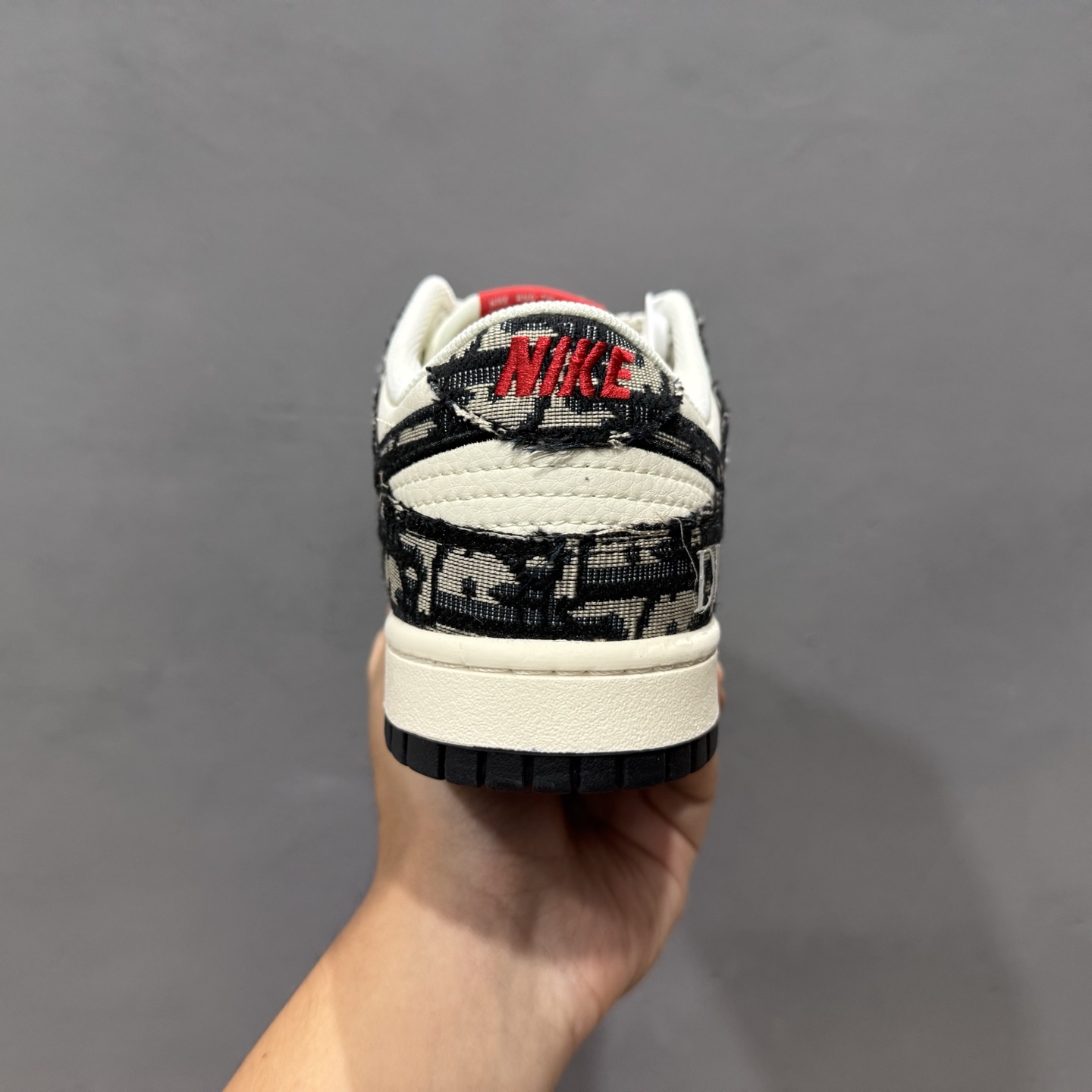 200 Nike SB Dunk Low“迪奥系列——织布黑勾” 周年高端定制 低帮休闲板鞋 SJ2558-015-Chinese UA Cheap High Quatity Brand Clothes Bags handbags Sneakers wholesale wholesaler seller from China Factory suppliers Fashion Clothing Shoes best Quality Beautiful Price 200 Nike SB Dunk Low“迪奥系列——织布黑勾” 周年高端定制 低帮休闲板鞋 SJ2558-015