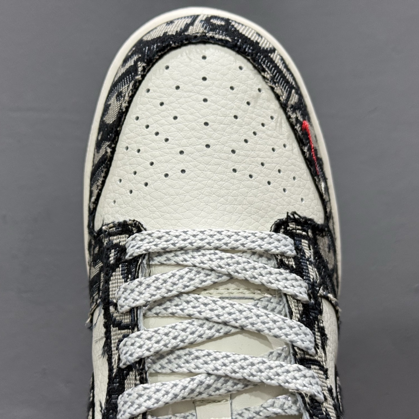 200 Nike SB Dunk Low“迪奥系列——织布黑勾” 周年高端定制 低帮休闲板鞋 SJ2558-015-Chinese UA Cheap High Quatity Brand Clothes Bags handbags Sneakers wholesale wholesaler seller from China Factory suppliers Fashion Clothing Shoes best Quality Beautiful Price 200 Nike SB Dunk Low“迪奥系列——织布黑勾” 周年高端定制 低帮休闲板鞋 SJ2558-015