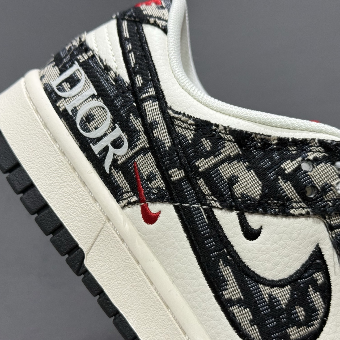 200 Nike SB Dunk Low“迪奥系列——织布黑勾” 周年高端定制 低帮休闲板鞋 SJ2558-015-Chinese UA Cheap High Quatity Brand Clothes Bags handbags Sneakers wholesale wholesaler seller from China Factory suppliers Fashion Clothing Shoes best Quality Beautiful Price 200 Nike SB Dunk Low“迪奥系列——织布黑勾” 周年高端定制 低帮休闲板鞋 SJ2558-015