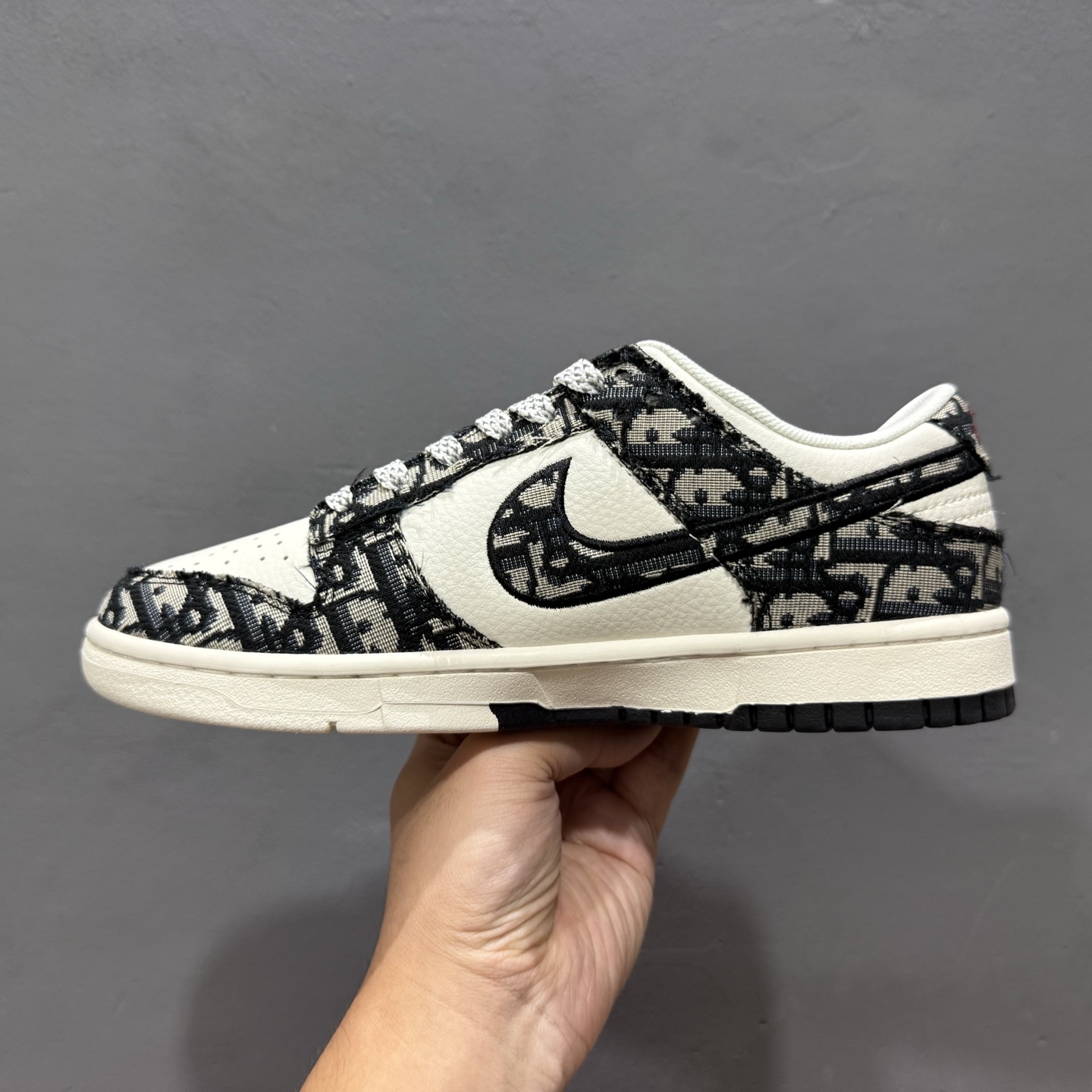 200 Nike SB Dunk Low“迪奥系列——织布黑勾” 周年高端定制 低帮休闲板鞋 SJ2558-015-Chinese UA Cheap High Quatity Brand Clothes Bags handbags Sneakers wholesale wholesaler seller from China Factory suppliers Fashion Clothing Shoes best Quality Beautiful Price 200 Nike SB Dunk Low“迪奥系列——织布黑勾” 周年高端定制 低帮休闲板鞋 SJ2558-015