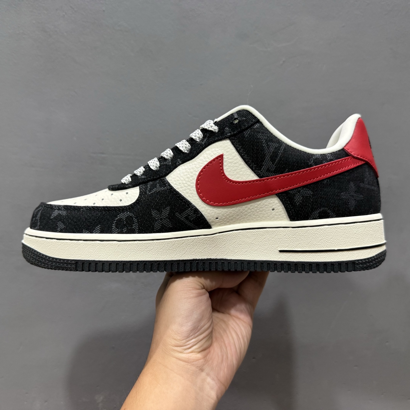 260 SC版Nike Air Force 1'07 Low LV联名 白红黑牛仔 空军一号低帮休闲板鞋 ZD1988-002-Chinese UA Cheap High Quatity Brand Clothes Bags handbags Sneakers wholesale wholesaler seller from China Factory suppliers Fashion Clothing Shoes best Quality Beautiful Price 260 SC版Nike Air Force 1'07 Low LV联名 白红黑牛仔 空军一号低帮休闲板鞋 ZD1988-002