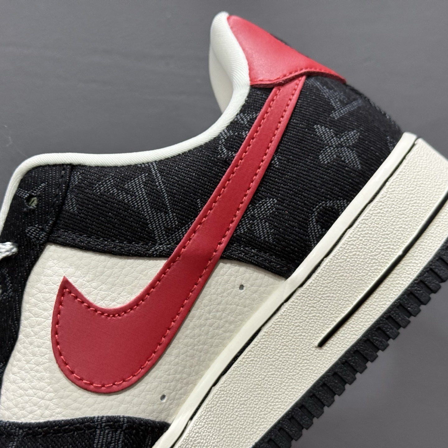 260 SC版Nike Air Force 1'07 Low LV联名 白红黑牛仔 空军一号低帮休闲板鞋 ZD1988-002-Chinese UA Cheap High Quatity Brand Clothes Bags handbags Sneakers wholesale wholesaler seller from China Factory suppliers Fashion Clothing Shoes best Quality Beautiful Price 260 SC版Nike Air Force 1'07 Low LV联名 白红黑牛仔 空军一号低帮休闲板鞋 ZD1988-002