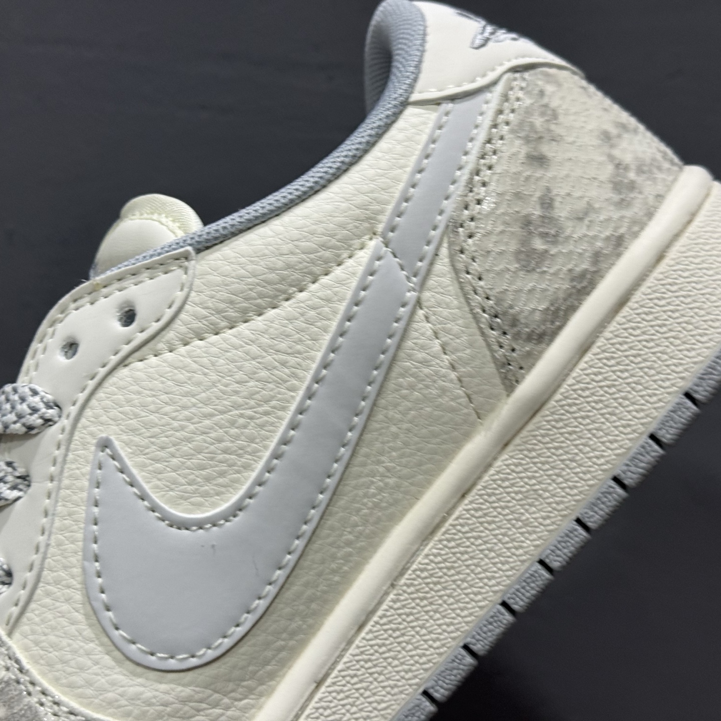 280 XC版Travis Scott x Fragment Design x Air Jordan 1 Low OG SP AJ1 乔1 LV联名 灰蛇纹 低帮文化休闲板鞋 XS7089-620