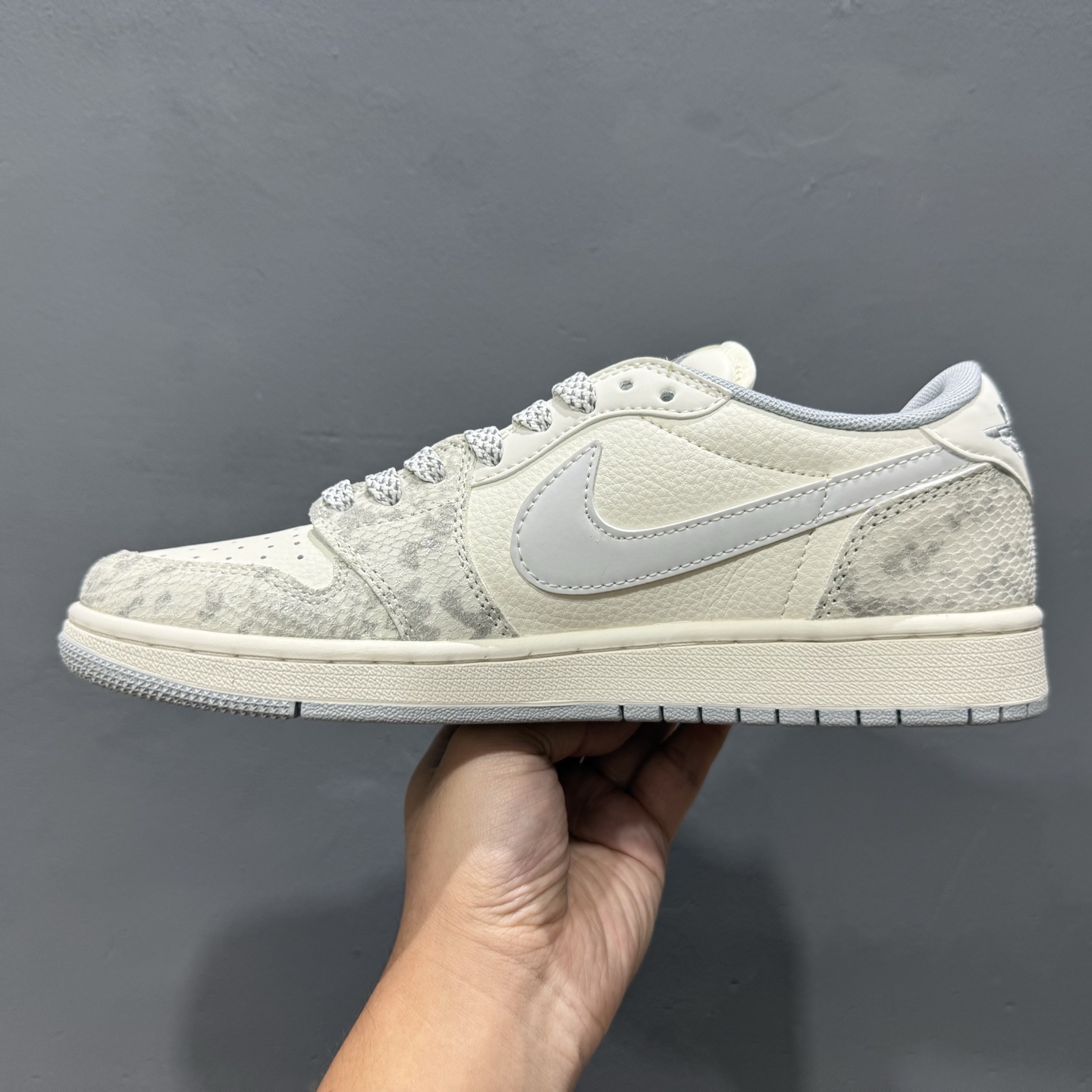 280 XC版Travis Scott x Fragment Design x Air Jordan 1 Low OG SP AJ1 乔1 LV联名 灰蛇纹 低帮文化休闲板鞋 XS7089-620