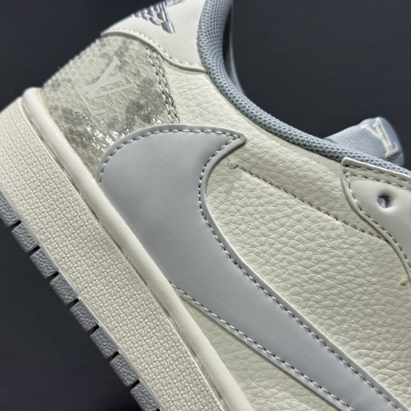 280 XC版Travis Scott x Fragment Design x Air Jordan 1 Low OG SP AJ1 乔1 LV联名 灰蛇纹 低帮文化休闲板鞋 XS7089-620