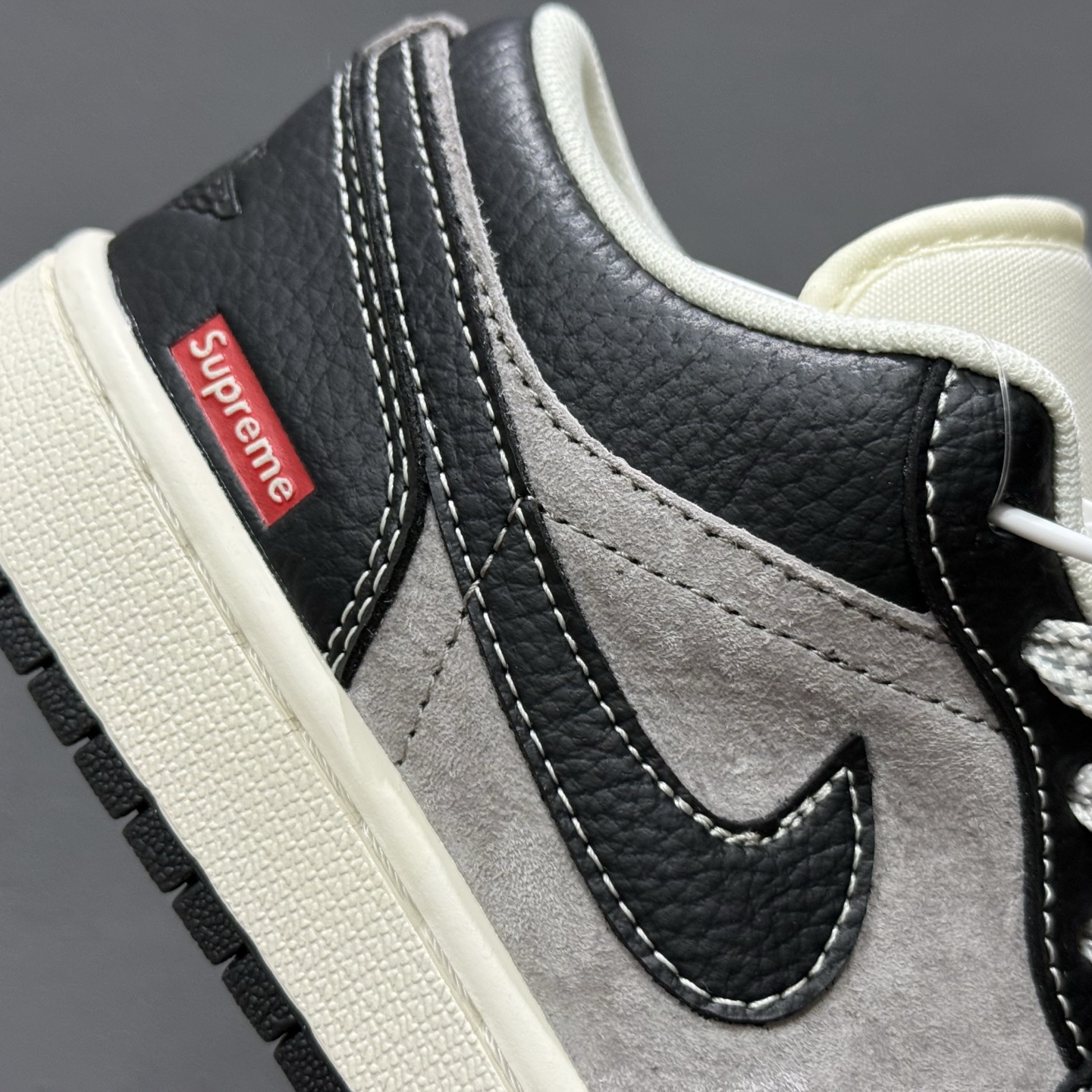 200 独家实拍Air Jordan 1 Low AJ1 乔1 斯图西联名-黑白双拼红标 高端定制 低帮复古篮球鞋 SJ9950-032