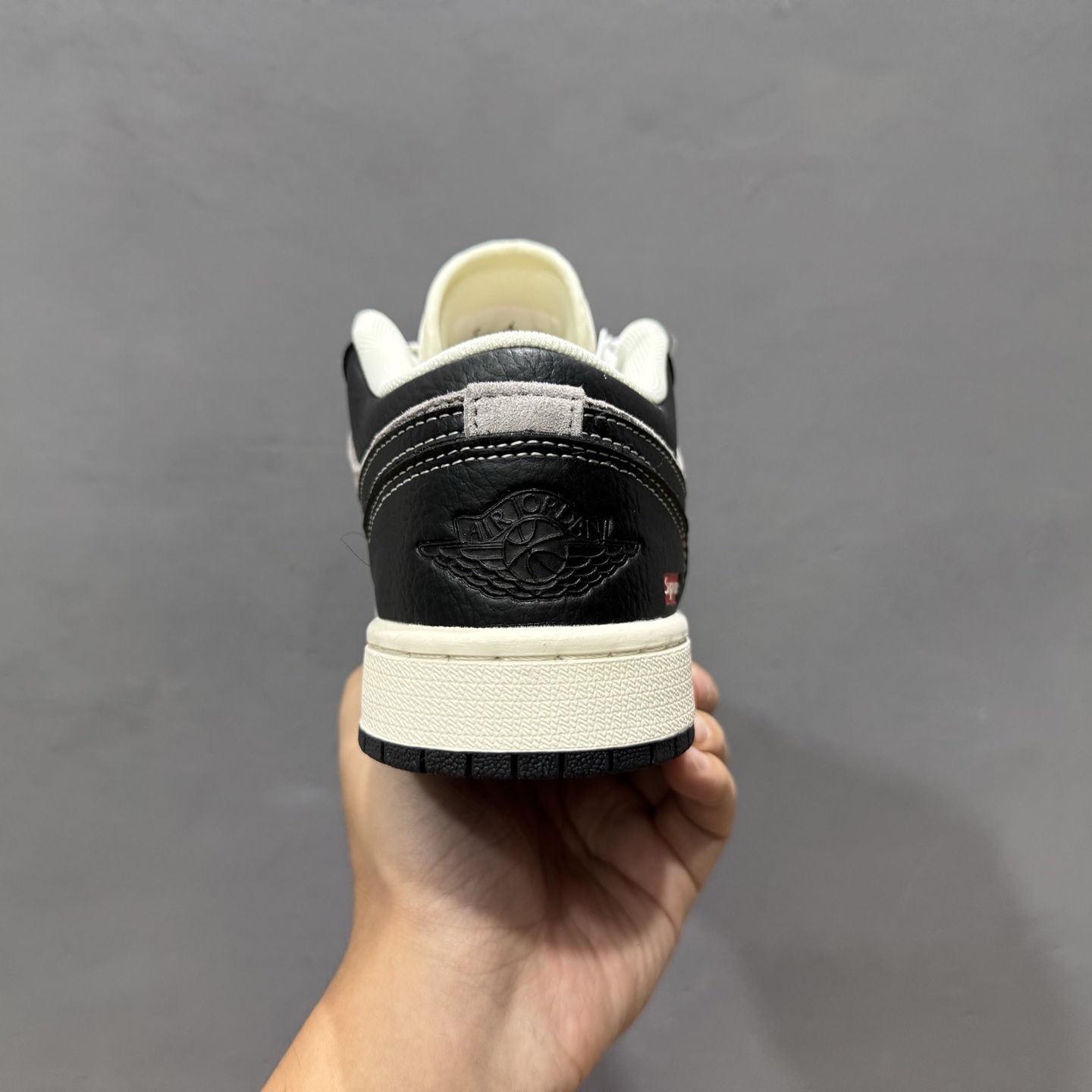 200 独家实拍Air Jordan 1 Low AJ1 乔1 斯图西联名-黑白双拼红标 高端定制 低帮复古篮球鞋 SJ9950-032