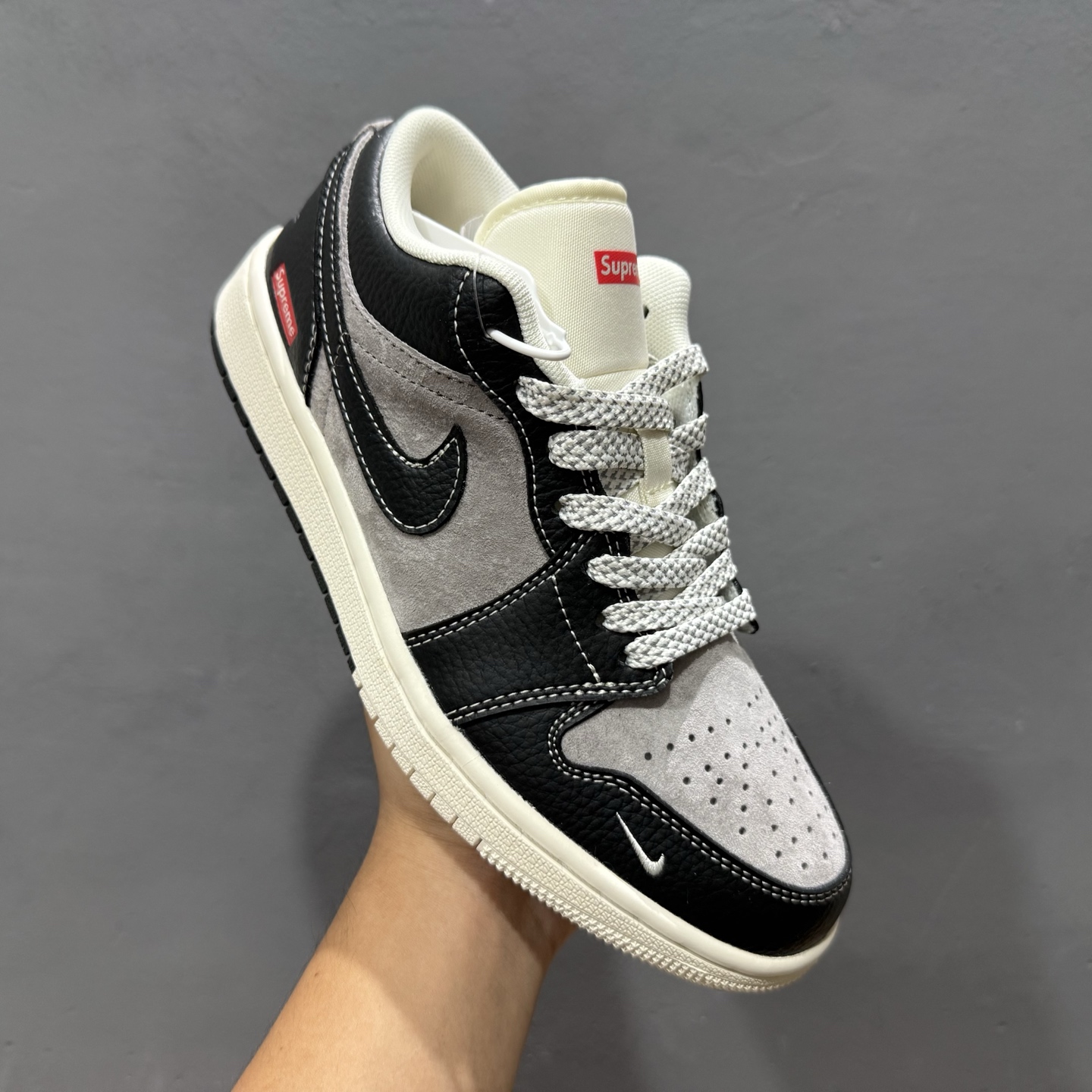 200 独家实拍Air Jordan 1 Low AJ1 乔1 斯图西联名-黑白双拼红标 高端定制 低帮复古篮球鞋 SJ9950-032