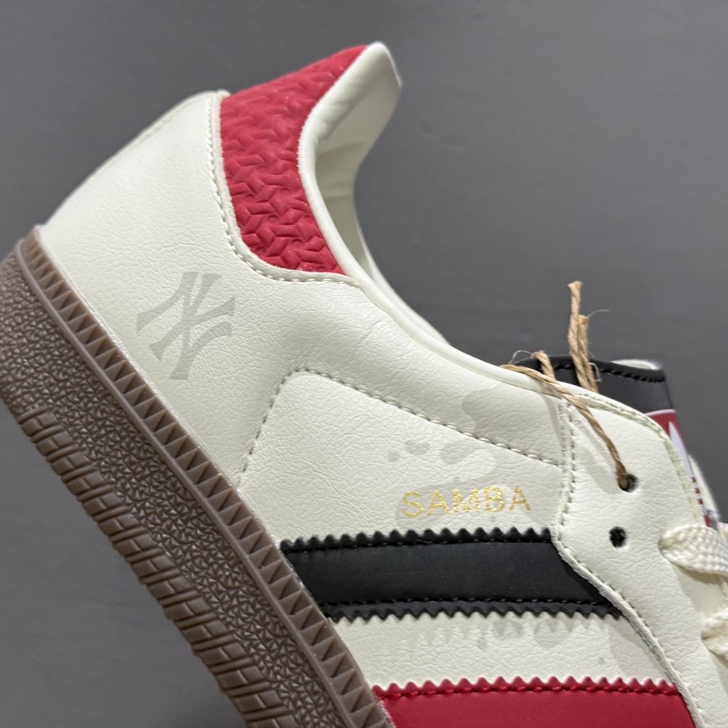 220 Adidas Originals Samba OG ‘DIY’桑巴舞系列-NY联名 夏季时尚百搭低帮休闲运动板鞋 白红棕 GJ75812