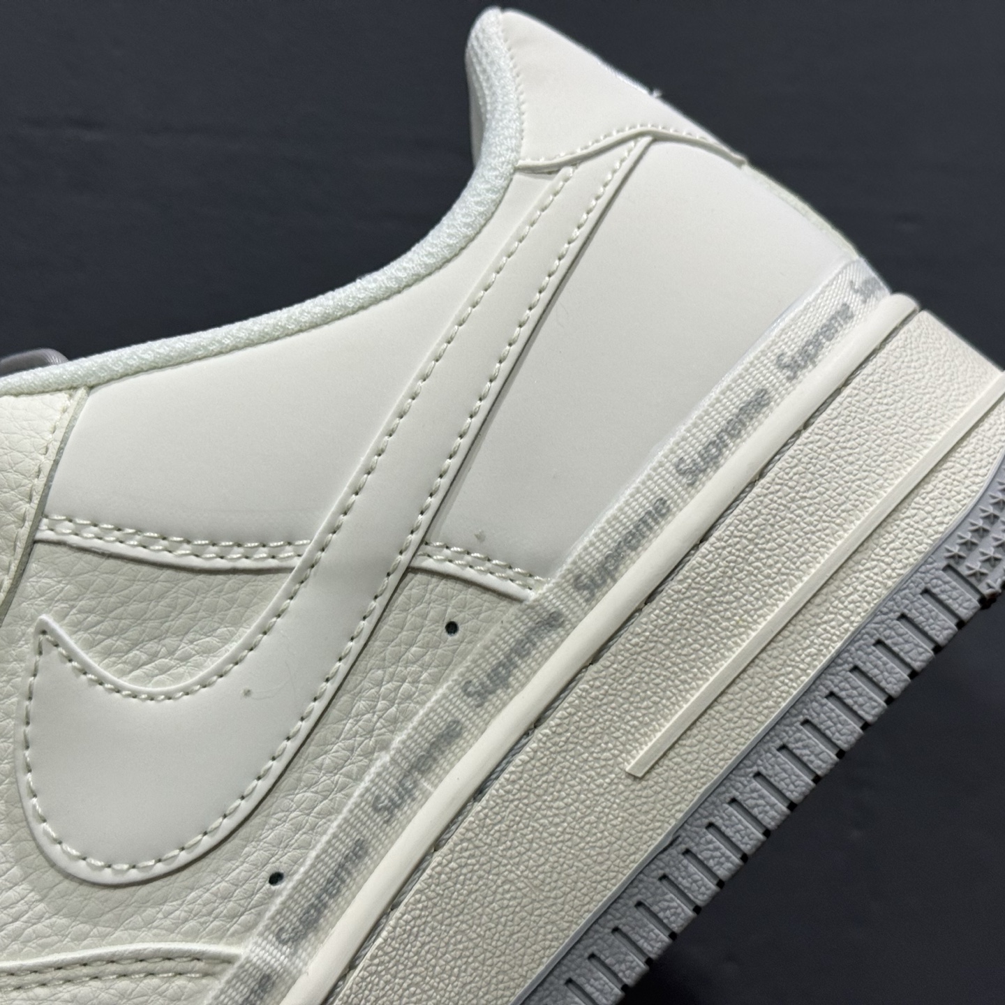 260 独家实拍Nike Air Force 1‘07 Low Supreme联名 米灰弹幕 空军一号低帮休闲板鞋 XX3168-205