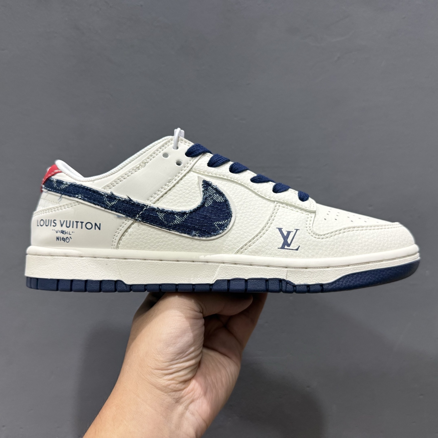 280 Nike Air Dunk LOW 1“LV联名——牛仔蓝红 ”经典牛仔蓝红搭配 满天星鞋带 JP1628-037-Chinese UA Cheap High Quatity Brand Clothes Bags handbags Sneakers wholesale wholesaler seller from China Factory suppliers Fashion Clothing Shoes best Quality Beautiful Price 280 Nike Air Dunk LOW 1“LV联名——牛仔蓝红 ”经典牛仔蓝红搭配 满天星鞋带 JP1628-037