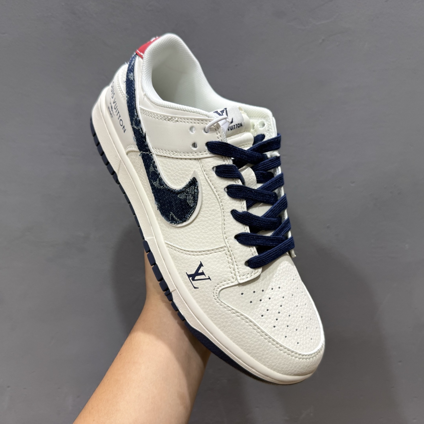 280 Nike Air Dunk LOW 1“LV联名——牛仔蓝红 ”经典牛仔蓝红搭配 满天星鞋带 JP1628-037-Chinese UA Cheap High Quatity Brand Clothes Bags handbags Sneakers wholesale wholesaler seller from China Factory suppliers Fashion Clothing Shoes best Quality Beautiful Price 280 Nike Air Dunk LOW 1“LV联名——牛仔蓝红 ”经典牛仔蓝红搭配 满天星鞋带 JP1628-037