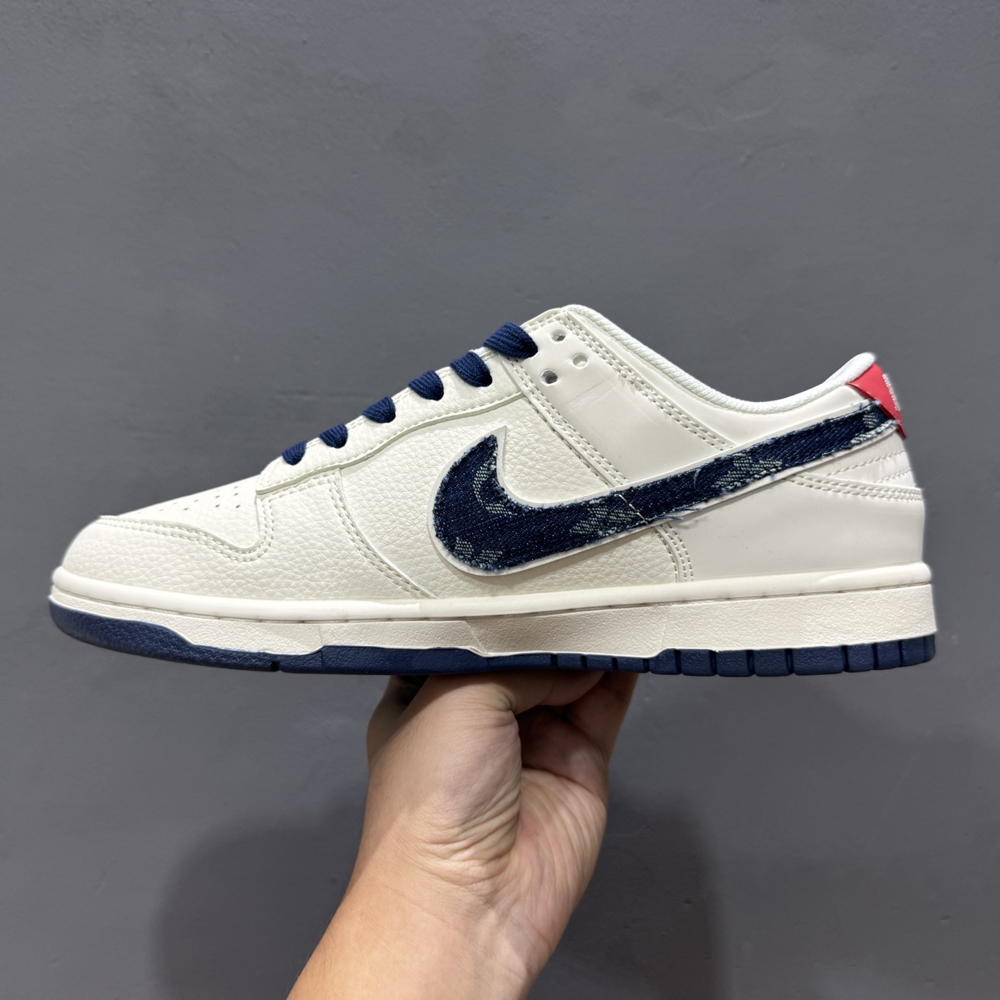 280 Nike Air Dunk LOW 1“LV联名——牛仔蓝红 ”经典牛仔蓝红搭配 满天星鞋带 JP1628-037-Chinese UA Cheap High Quatity Brand Clothes Bags handbags Sneakers wholesale wholesaler seller from China Factory suppliers Fashion Clothing Shoes best Quality Beautiful Price 280 Nike Air Dunk LOW 1“LV联名——牛仔蓝红 ”经典牛仔蓝红搭配 满天星鞋带 JP1628-037